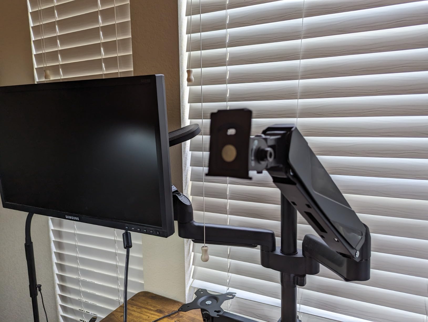 MOUNT PRO Dual Monitor and Laptop Mount for Max 27