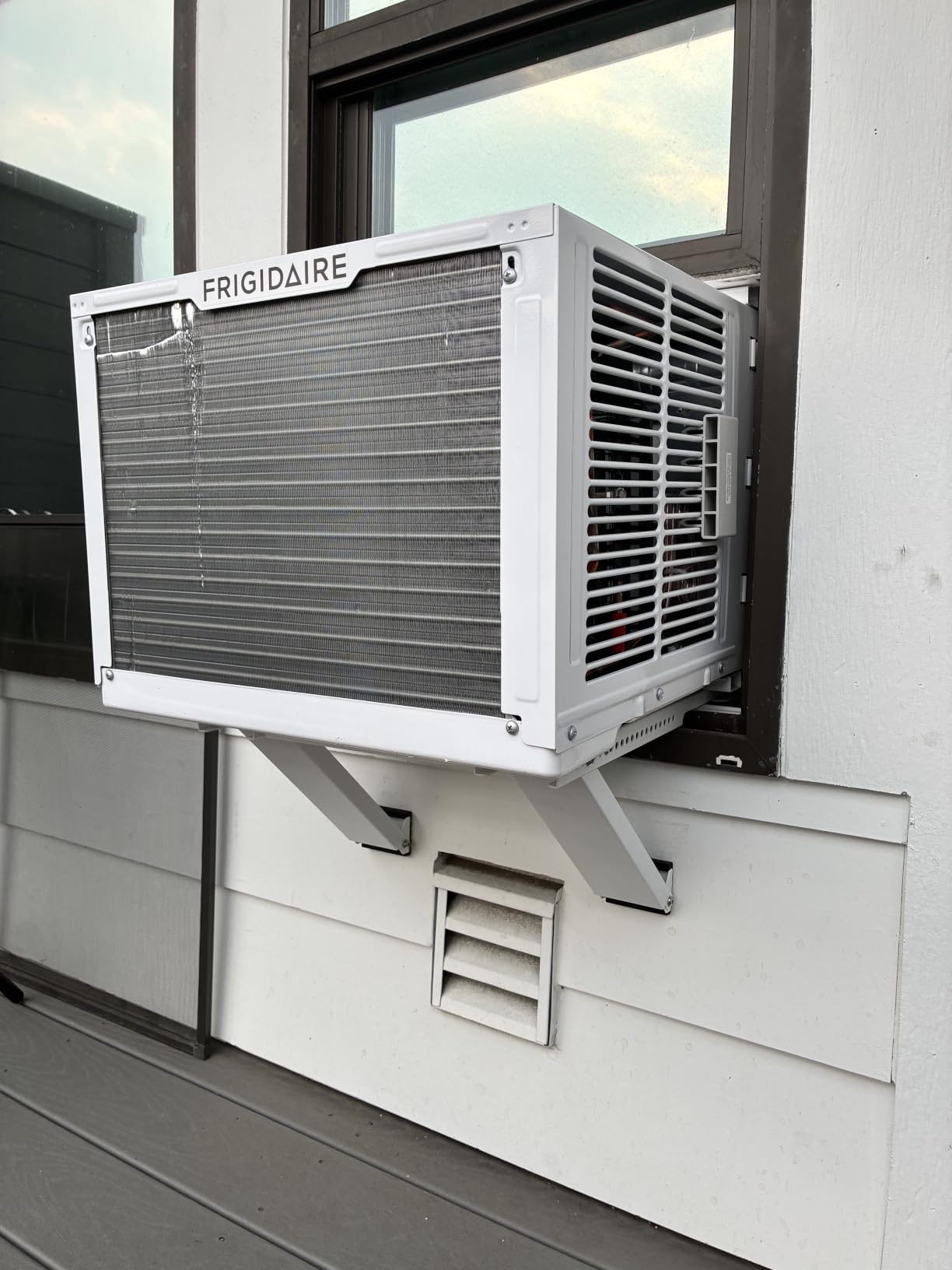 Frigidaire 10,000 BTU Smart Window Air Conditioner with Wi-Fi, Cools Up to 450 Sq. Ft., Remote Control, Quiet Operation, Eco Mode, 3 Fan Speeds, White customer photo 1