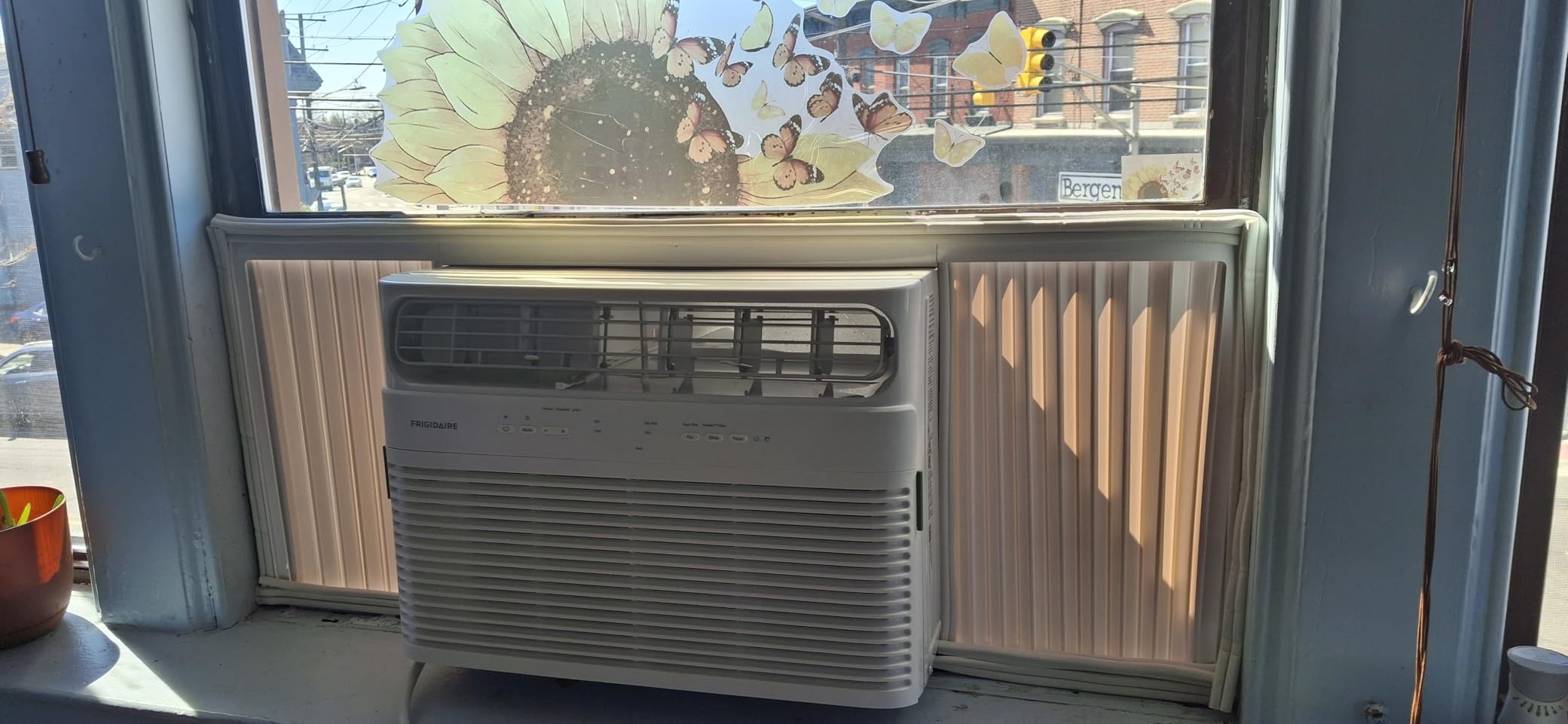 Frigidaire 10,000 BTU Smart Window Air Conditioner with Wi-Fi, Cools Up to 450 Sq. Ft., Remote Control, Quiet Operation, Eco Mode, 3 Fan Speeds, White customer photo 2