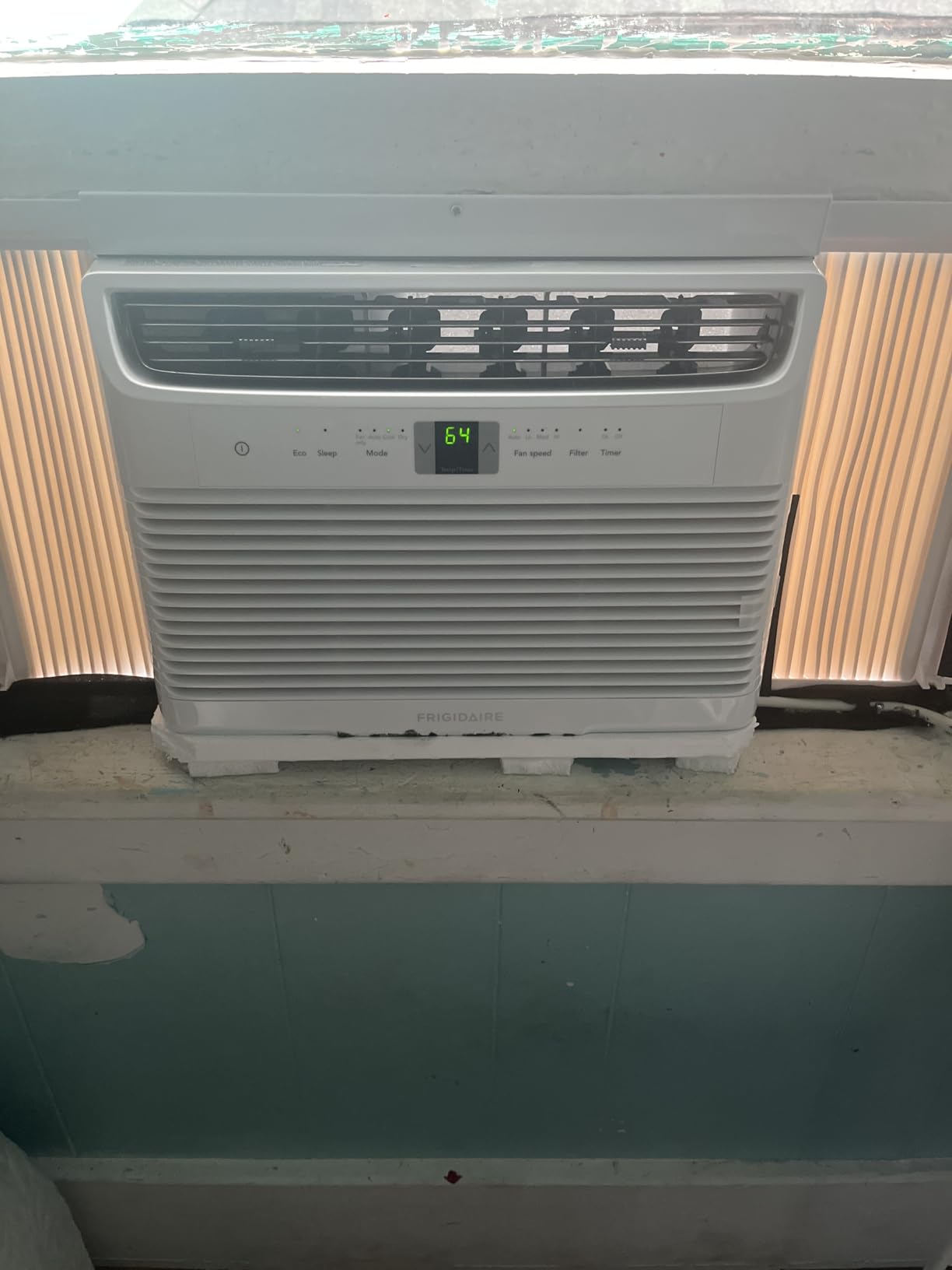 Frigidaire 6,000 BTU Window Air Conditioner with Remote Control, Cools Up to 250 Sq. Ft., Quiet Operation, Eco Mode, 3 Fan Speeds, Auto Restart, White customer photo 2