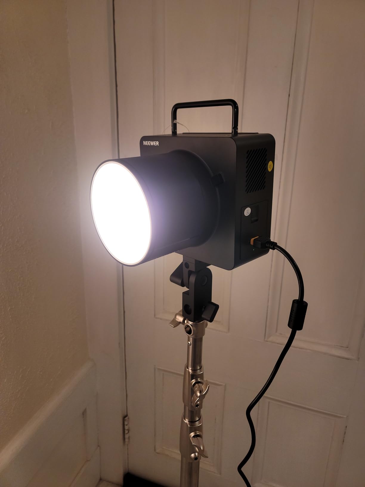 NEEWER Q4 400Ws 2.4G TTL Outdoor Studio Flash (New Look), Compatible with Godox, 1/8000s HSS/2800mAh Battery/30W Modeling Lamp/400 Full Power Flash Strobe Light Photography Bowens Mount Monolight customer photo 1