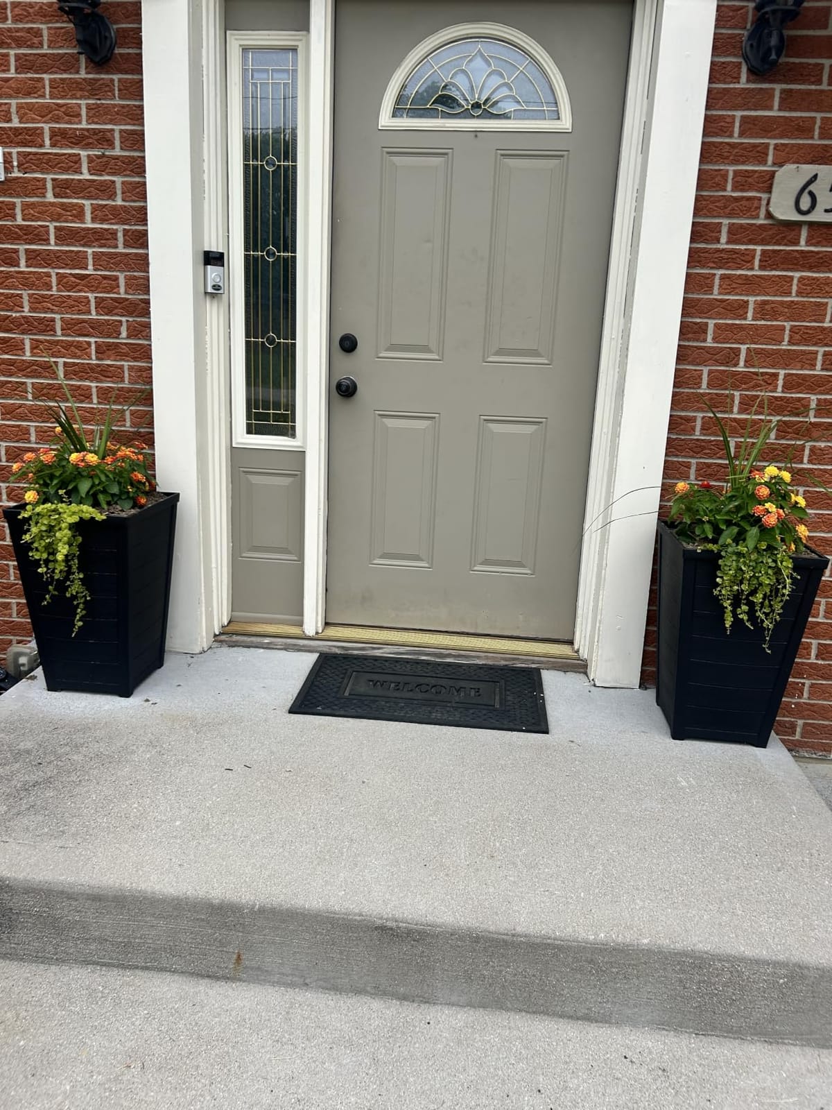Keter Set of 2 Resin Modern Outdoor 22 Inch Tall Large Flower Pots, Tapered Wood Look Planters for Outdoor Plants and Front Porch Decor, Graphite customer photo 1