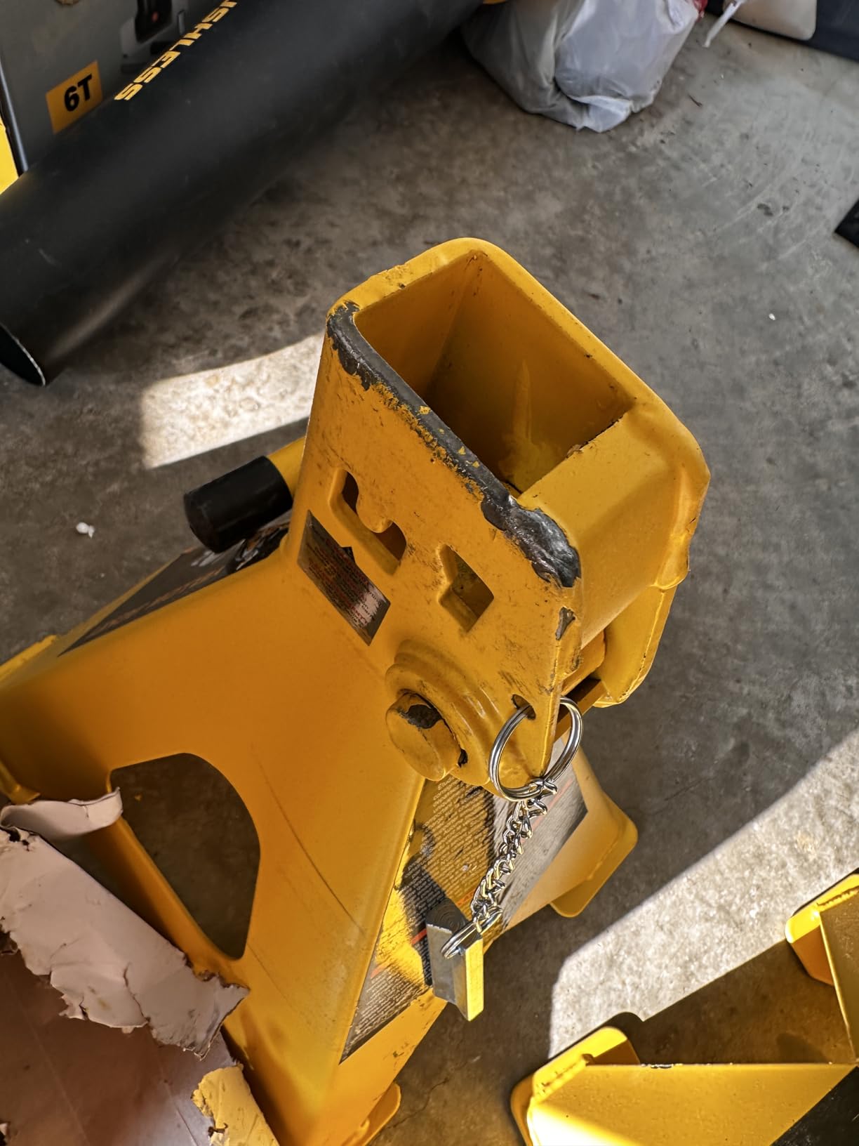 YELLOW JACKET Jack Stands 6 Ton with Double Locking and Large Foot Base for Lifting SUVS, Heavy Duty Steel, 13000 lb Capacity, 1 Pair, Yellow customer photo 2