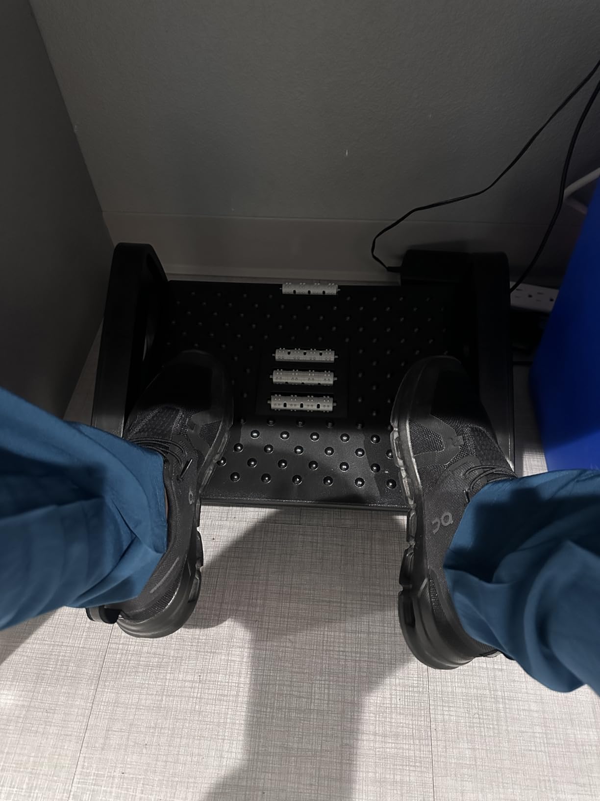 CasaZenith Foot Rest, Six Heights Adjustable Foot Rest Under Desk at Work | Ergonomic Foot Stool for Under Office Desk, Under Desk Footrest with Foot Massage Roller, Chair Footrest for Leg Rest - Black customer photo 1