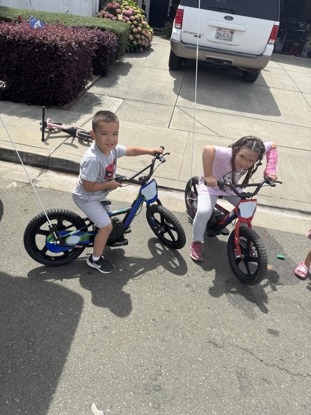 AIII Lightweight Electric Dirt Bike for Kids, 170/340W Electric Motorcycle Up to 10/12MPH, 24V Detachable Battery, Hand-Operated Dual Brakes Electric Balance Bike for Ages 3-6/5-12 customer photo 1