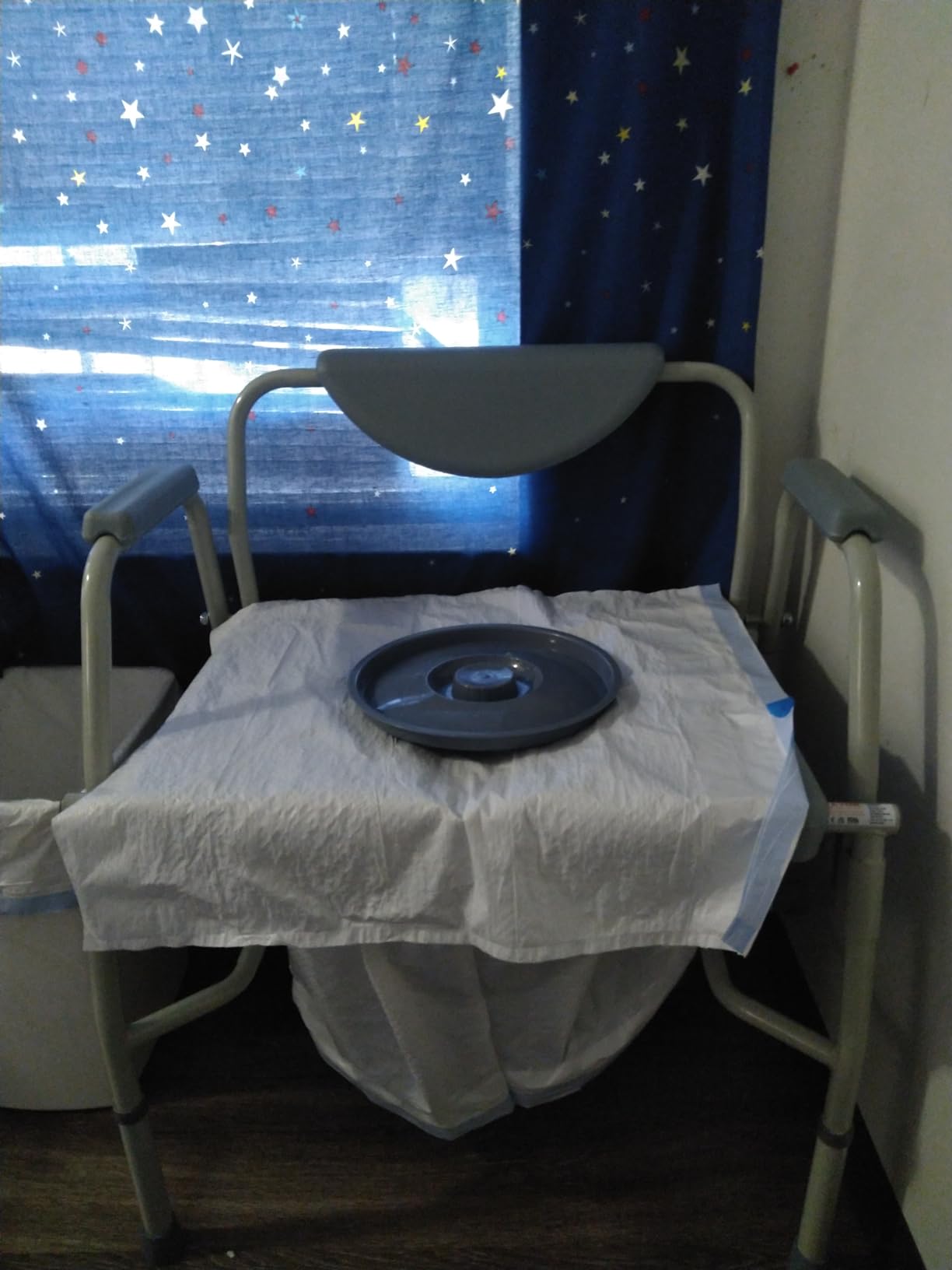VEVOR Shower Commode Wheelchair with 4 Lockable Wheels, Footrests, Flip-up Arms, 3-Level Adjustable Height, 5L Removable Bucket, 350 LBS Capacity customer photo 2