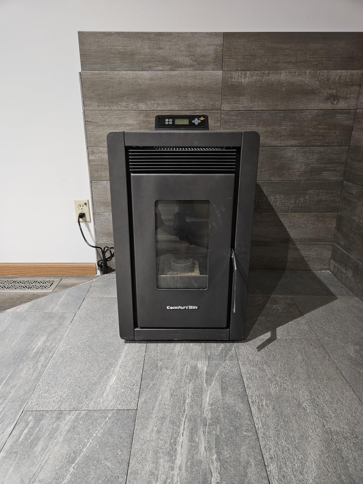 Generic Comfortbilt Small Mini Pellet Stove HP 40 1,500 ft² 25 LB Hopper Apline Series, Black customer photo 2
