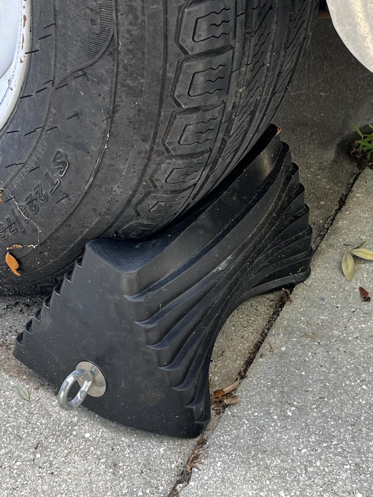 Vergo Industrial Extra Large Wheel Chock 2-Pack - Heavy Duty Molded Rubber XL Wheel Chock for Trucks, Trailers, RVs or Large Freight Equipment - Max Weight Capacity 20 Tons / 40,000 lbs (No Handle) customer photo 2