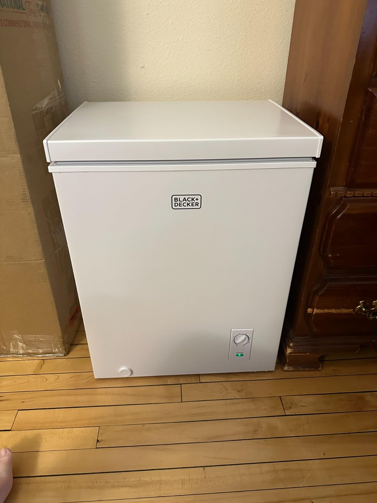 BLACK+DECKER 19.8 Cu. Ft. Chest Freezer, R600a Refrigerant, BCF1980E, White | Deep Freezer with Top Opening, Chest with 2 Removable Storage Baskets, Mechanical Temperature Control, Manual Defrost customer photo 1