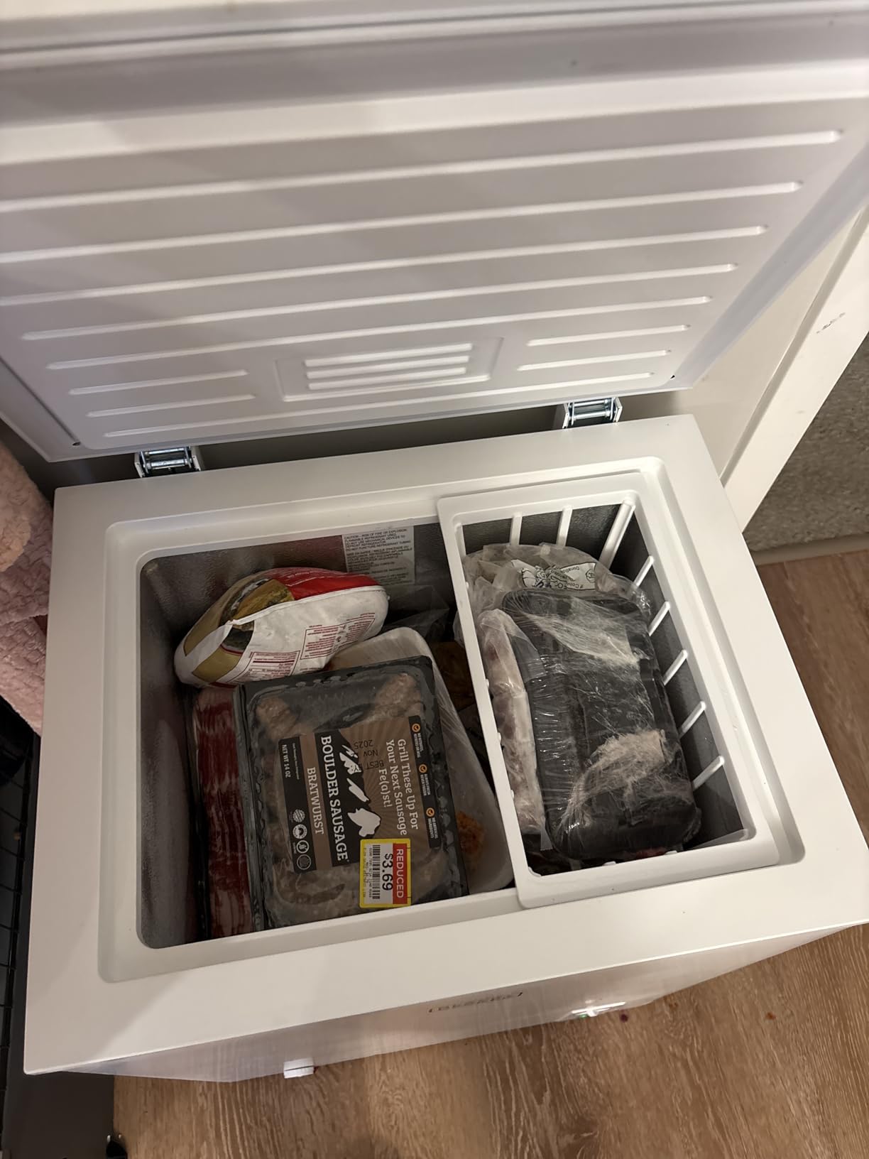BLACK+DECKER 19.8 Cu. Ft. Chest Freezer, R600a Refrigerant, BCF1980E, White | Deep Freezer with Top Opening, Chest with 2 Removable Storage Baskets, Mechanical Temperature Control, Manual Defrost customer photo 2