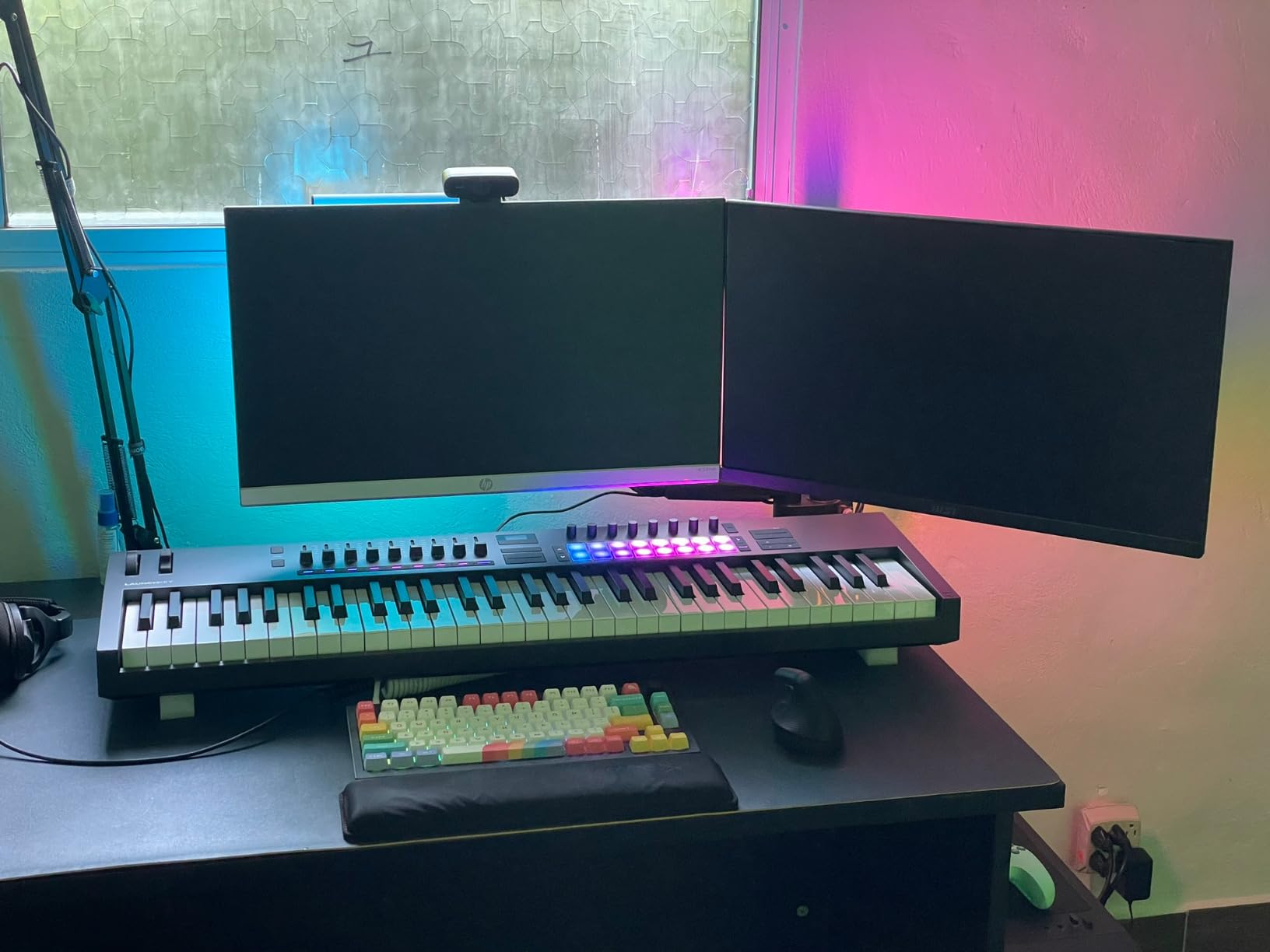 Novation Launchkey 61 MK4 USB MIDI Keyboard Controller | USB, 61 Semi-Weighted Keys, 16 Pads with Polyphonic Aftertouch, 9 Faders, Pitch/Mod Wheels, OLED Display, Scale & Chord Modes customer photo 2
