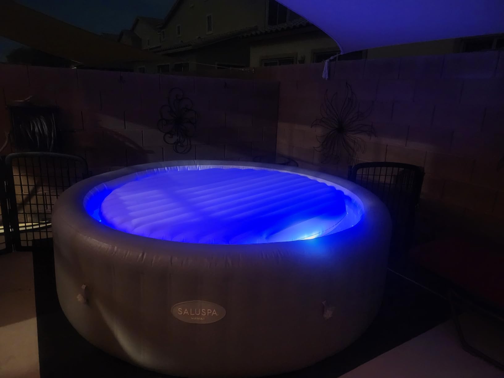Bestway SaluSpa Hawaii 6 to 8 Person Inflatable Hot Tub, Round Energy-Efficient Portable Outdoor Spa with 190 AirJets, 93