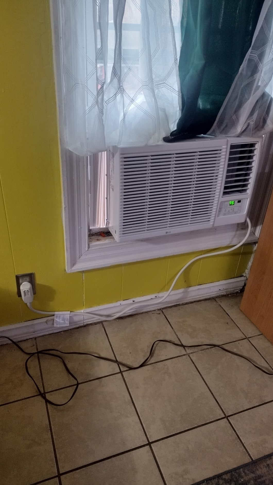 LG 12,200 BTU Window AC with Heat and Remote, 2 Speeds, 208/230V, White | Supplemental Heat, 230/208V, Remote Control, 2 Cooling, Heating and Fan Speeds, Slide In-Out Chassis, Rooms up to 570 Sq.Ft. customer photo 1