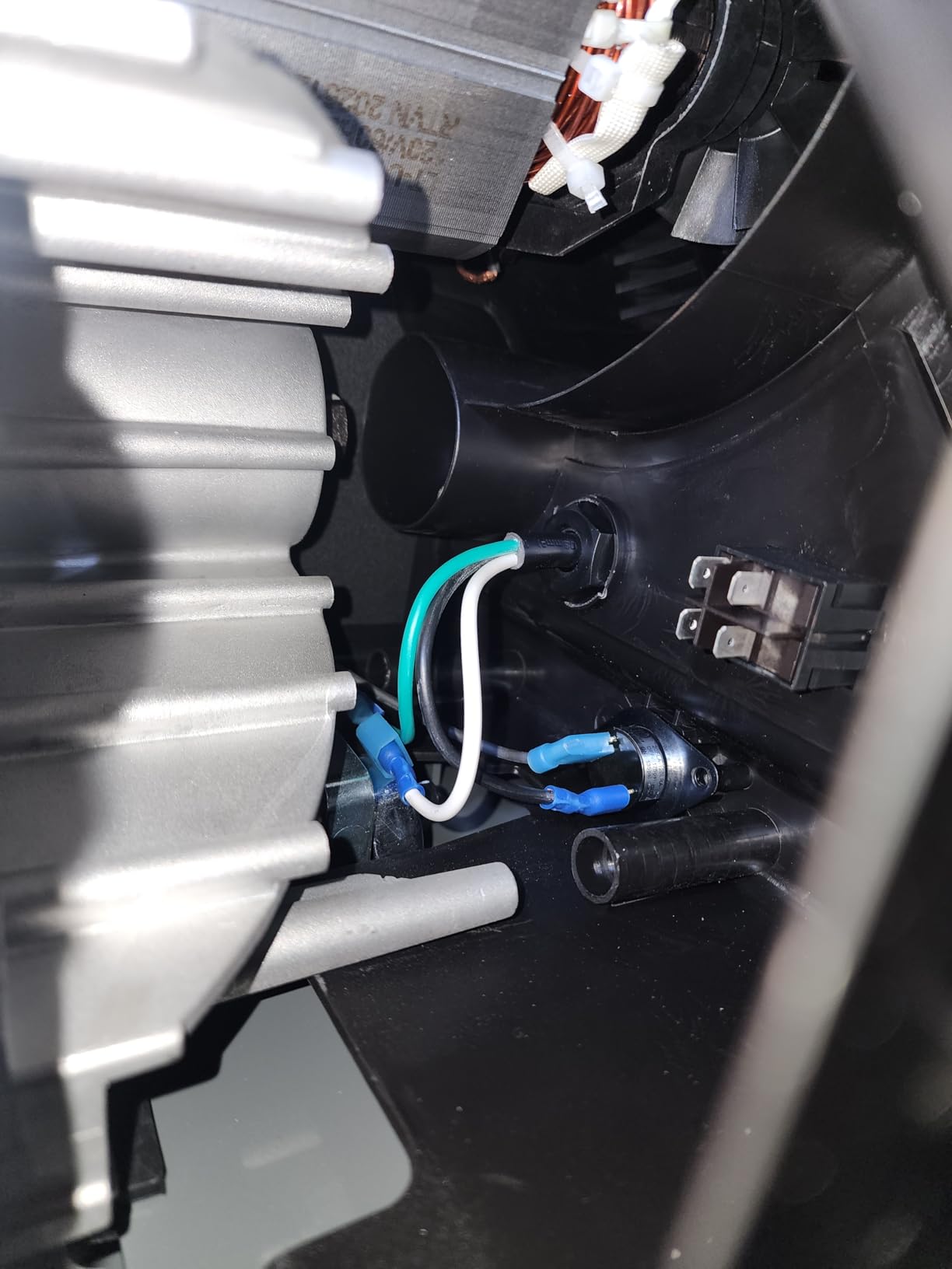Klutch 20-Gallon Air Compressor, 2 HP, 120V, 175 PSI, 4.2 SCFM at 90 PSI | Oil-free vertical design, 75% duty cycle, Large wheels, Easy-access tank drain, Quick recovery for shop air tools customer photo 2