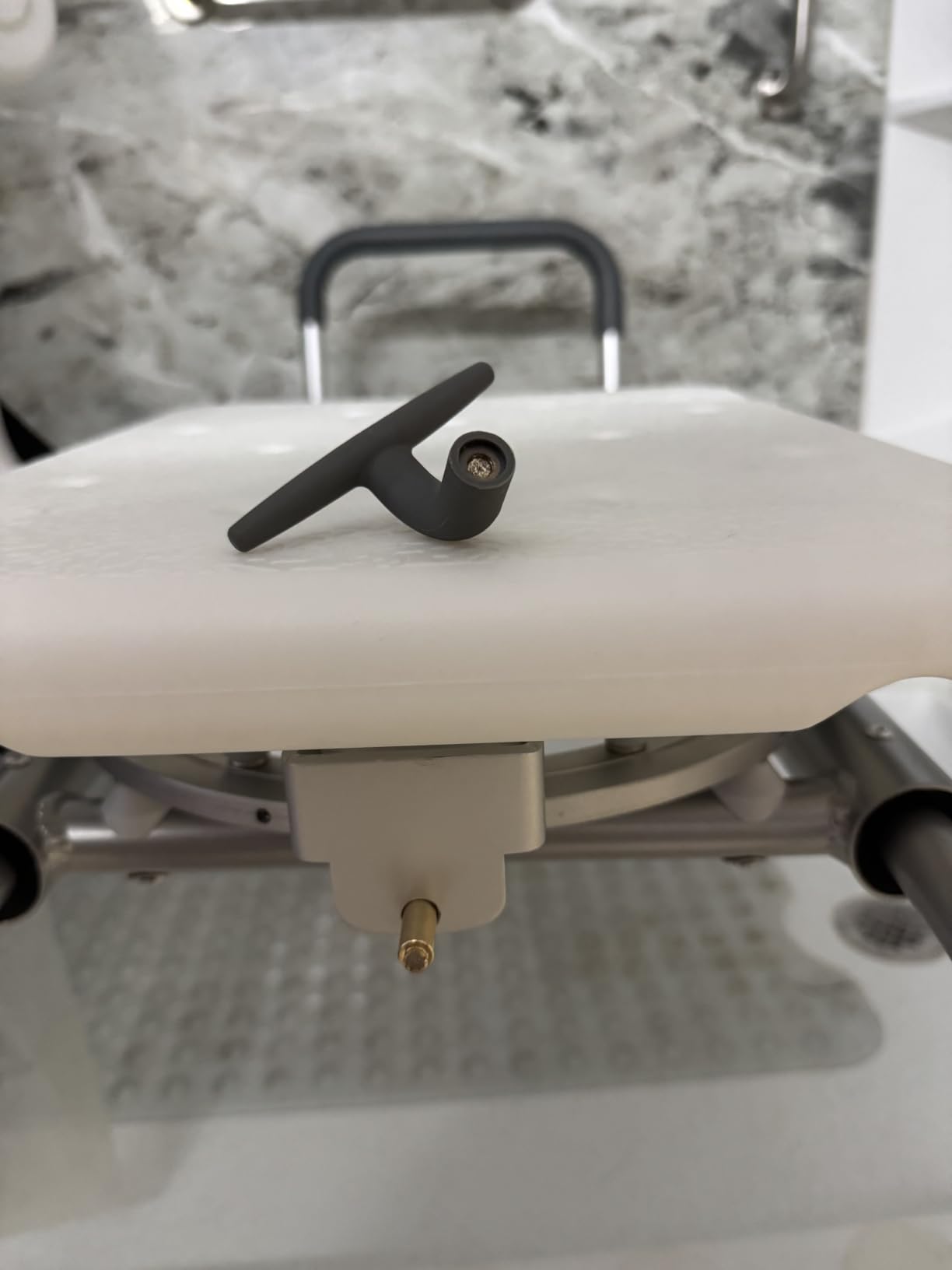 VEVOR Sliding Tub Transfer Bench with 360 Degree Swivel Seat, Height Adjustable Bathtub Transfer Bench with Armrest & Safety Belt, Non-Slip Rotating Shower Chair for Elderly Disabled, 400LBS Capacity customer photo 1