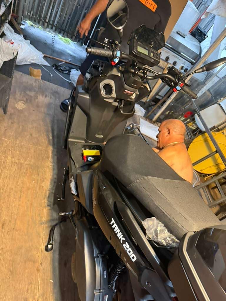 HHH Upgraded Tank 200 EFI Scooter TANK 200 Motorcycle 200cc Motorcycle Scooter Street Bike Fully Automatic with Matching rear trunk (Black) customer photo 2