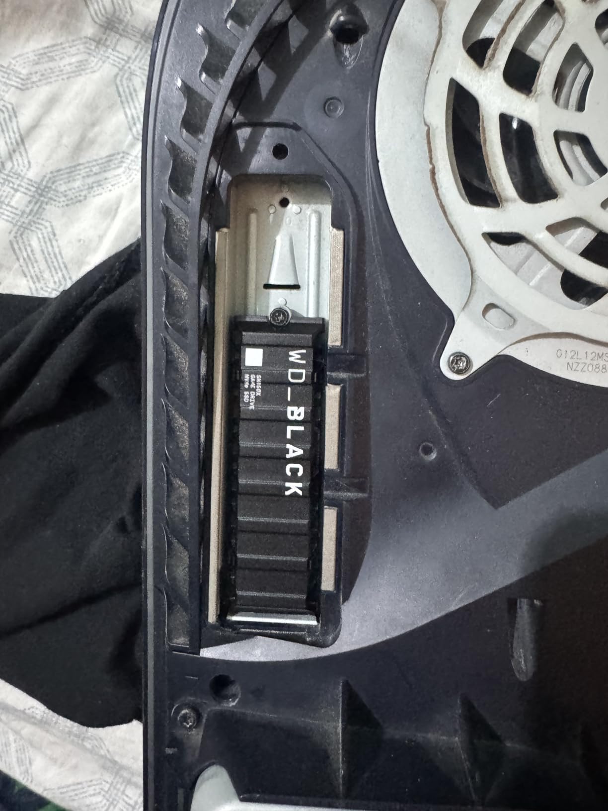 WD_Black SN850X 4TB NVMe SSD with Heatsink - M.2 2280, Up to 7,300 MB/s Read speeds, Up to 6,300 MB/s Write speeds, Gaming Expansion, High Performance Internal Solid State Drive - WDS400T2XHE customer photo 1