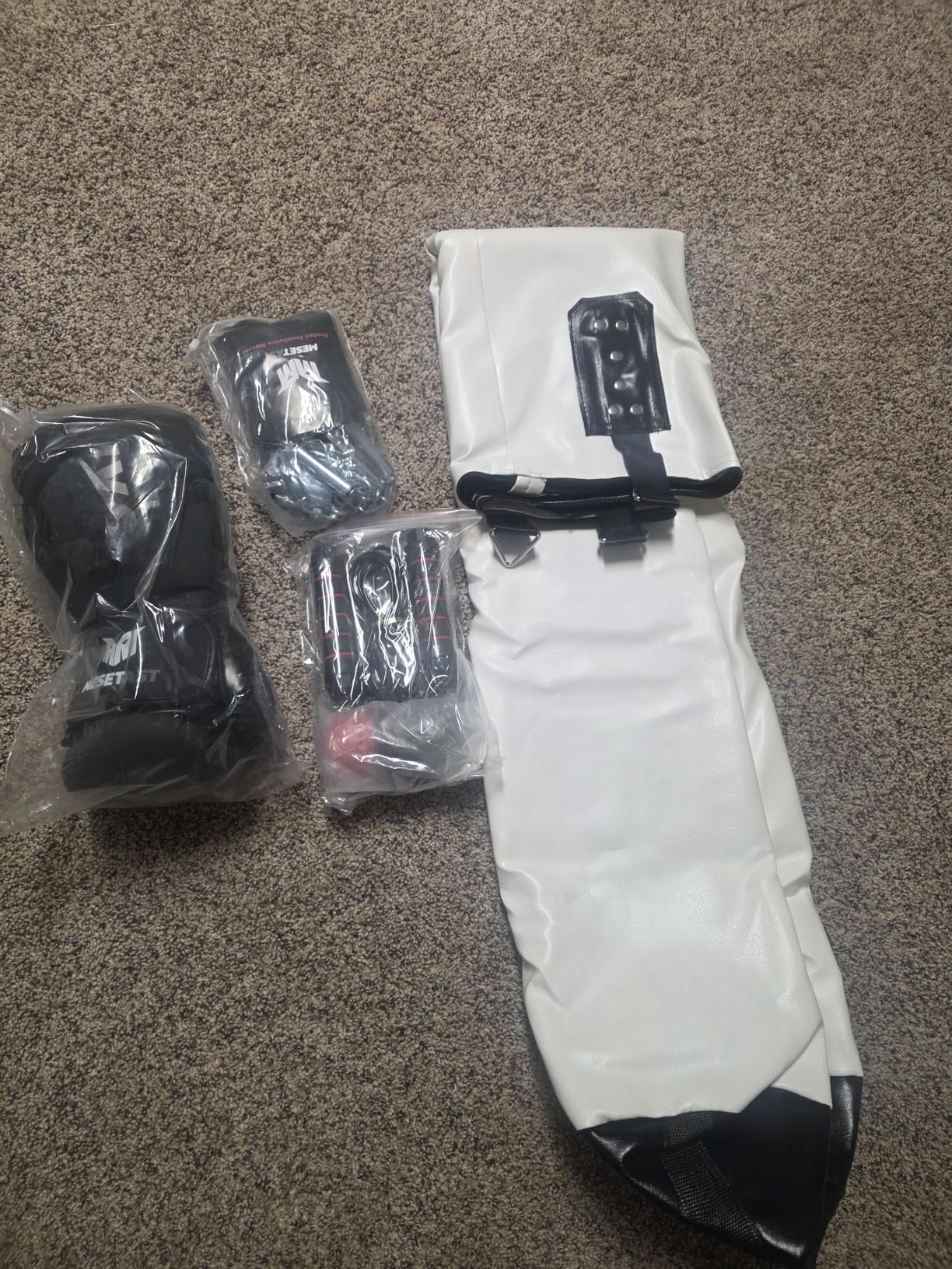 Mesetast Punching Bag for Adults, 4ft Heavy Boxing Bag Set with 12 OZ Gloves for MMA Karate Kickboxing Boxing - Unfilled customer photo 2