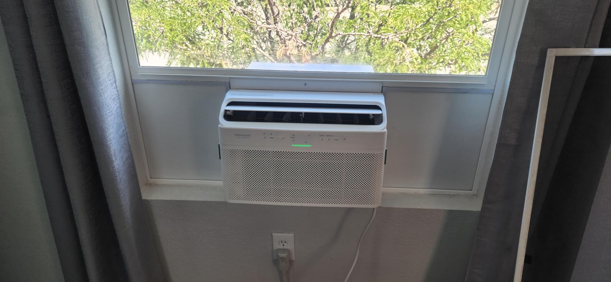 Frigidaire Gallery 12,000 BTU Smart Inverter Window Air Conditioner with Wi-Fi, Energy Star Most Efficient Certification & Indoor Air Quality Monitoring, Cools Up to 450 Sq. Ft., Ultra Quiet, White customer photo 1