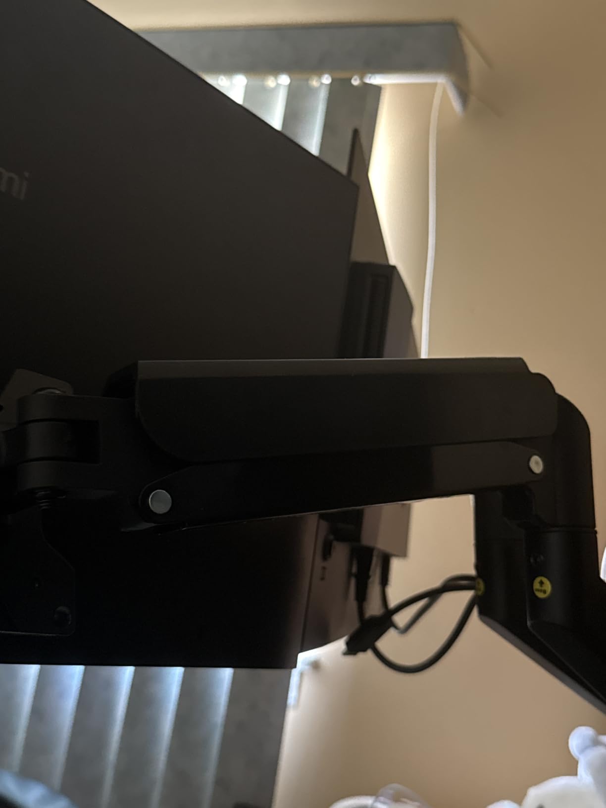 WALI Adjustable Dual Monitor Arm for 13-32 inch Screens, 22 lbs per Arm | Dual Monitor Stand for Desk, Full Motion with Tilt, Swivel, Rotation, C-Clamp & Grommet Base, VESA 75/100mm (GSMP002N), Black customer photo 1