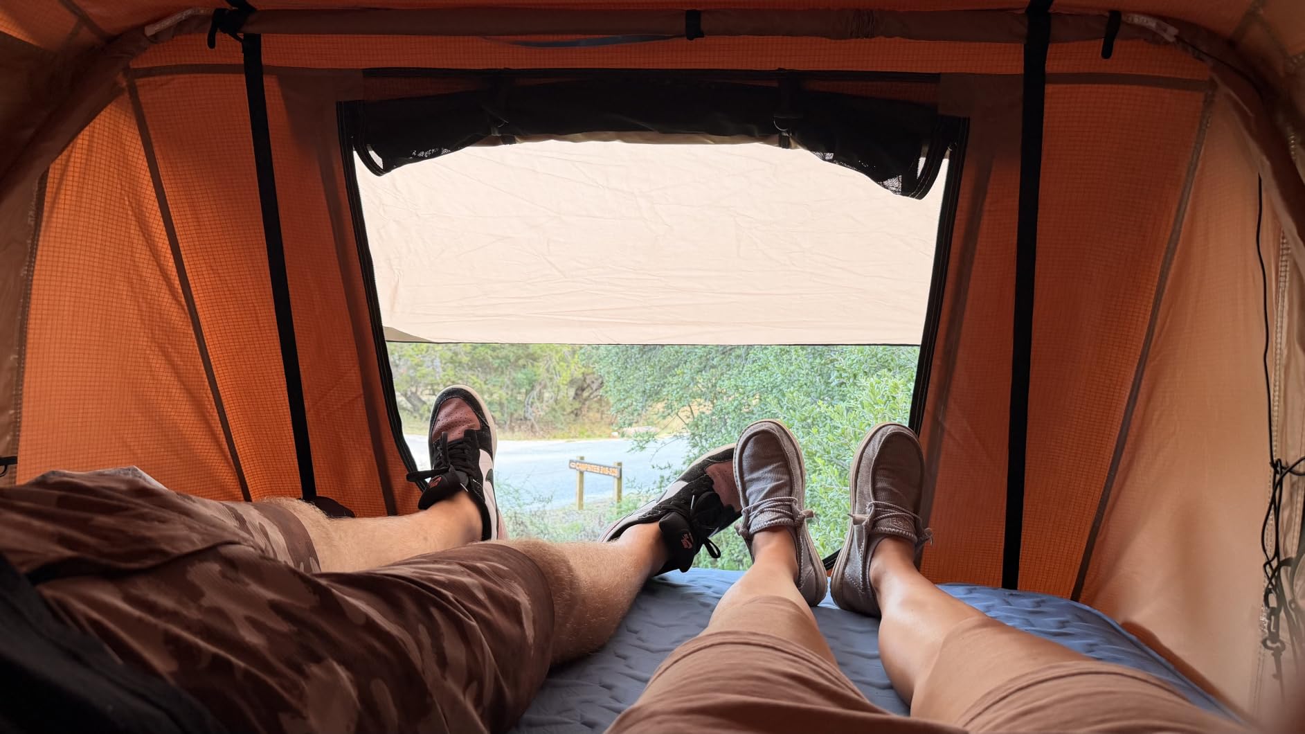 VEVOR Rooftop Tent Hard Shell, 2-3 Person Roof Top Tent for Car SUV Truck Jeep Van Camping with Telescopic Ladder, Thick Mattress & LED Light customer photo 1