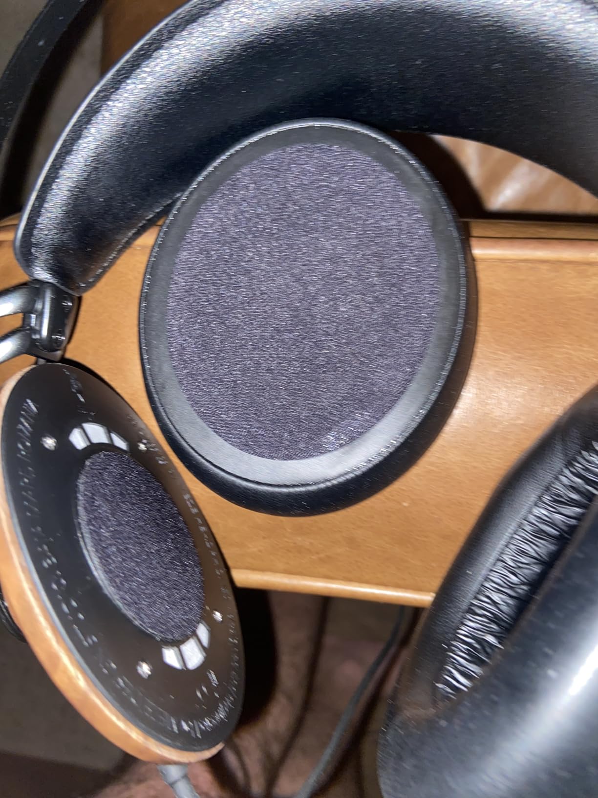 Meze 99 Classics Wired Wooden Closed Back Over Ear Headphones with Microphone (Walnut/Black) customer photo 1