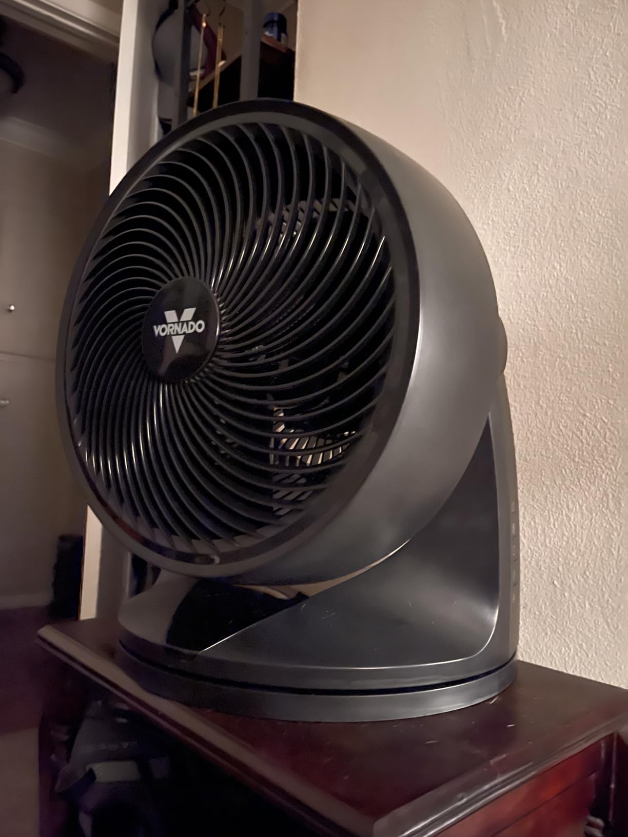 Vornado 753 OSC Whole Room Air Circulator Fan with Oscillation, Included Remote, Auto Mode, Aromatherapy with Included Scent Pads, 3 Speeds, Easy-Clean Removable Grille, Powerful Airflow, Black customer photo 1