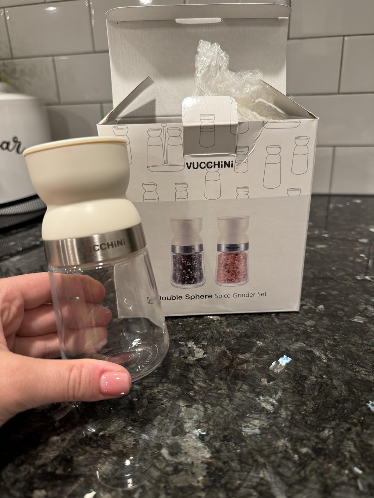 Vucchini Pepper Grinder Salt Grinder Manual - External Adjustable Coarseness with 6 Settings, Stainless Steel Ceramic Burr, Large 9 oz customer photo 2