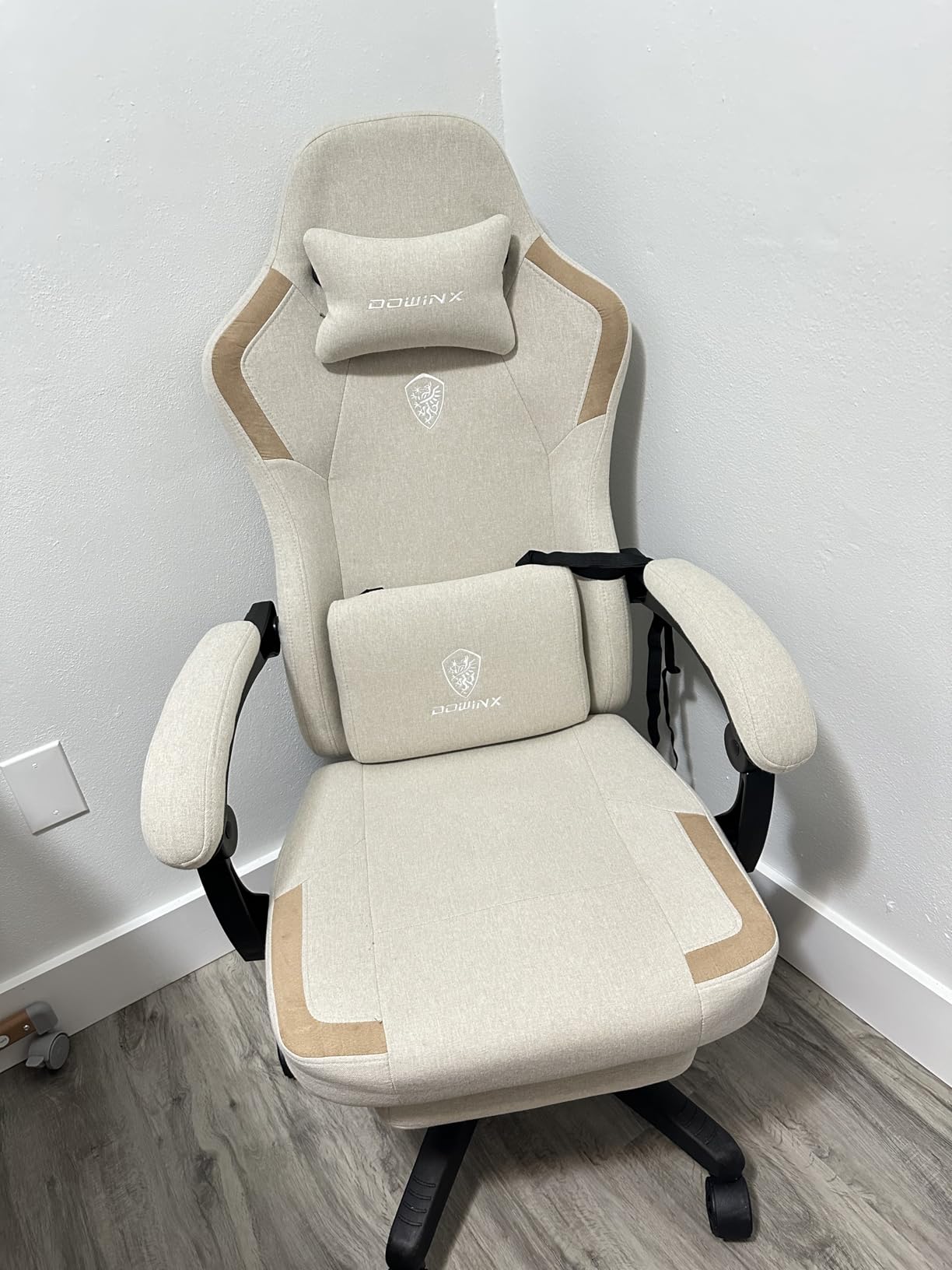 Dowinx Big and Tall Gaming Chair with Footrest, Gray | Breathable woven fabric with lumbar support and extra-wide seat back; big-and-tall frame fits larger, heavier users. customer photo 1