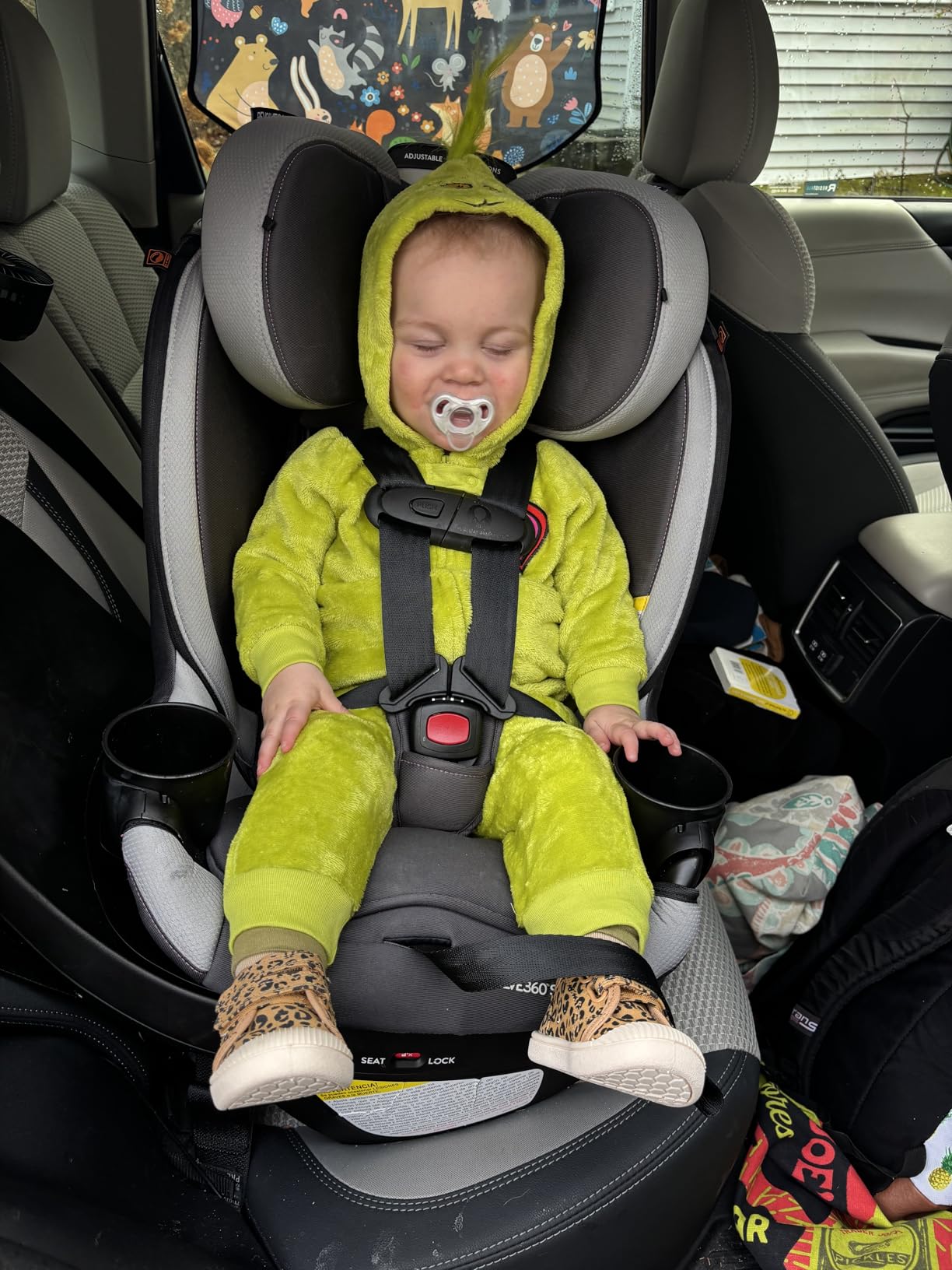 Evenflo Revolve360 Slim 2-in-1 Rotating Car Seat with Quick Clean Cover, Rear-Facing and Forward-Facing Modes, Infant-6 Years, 4-65 lbs (Salem Black) customer photo 1