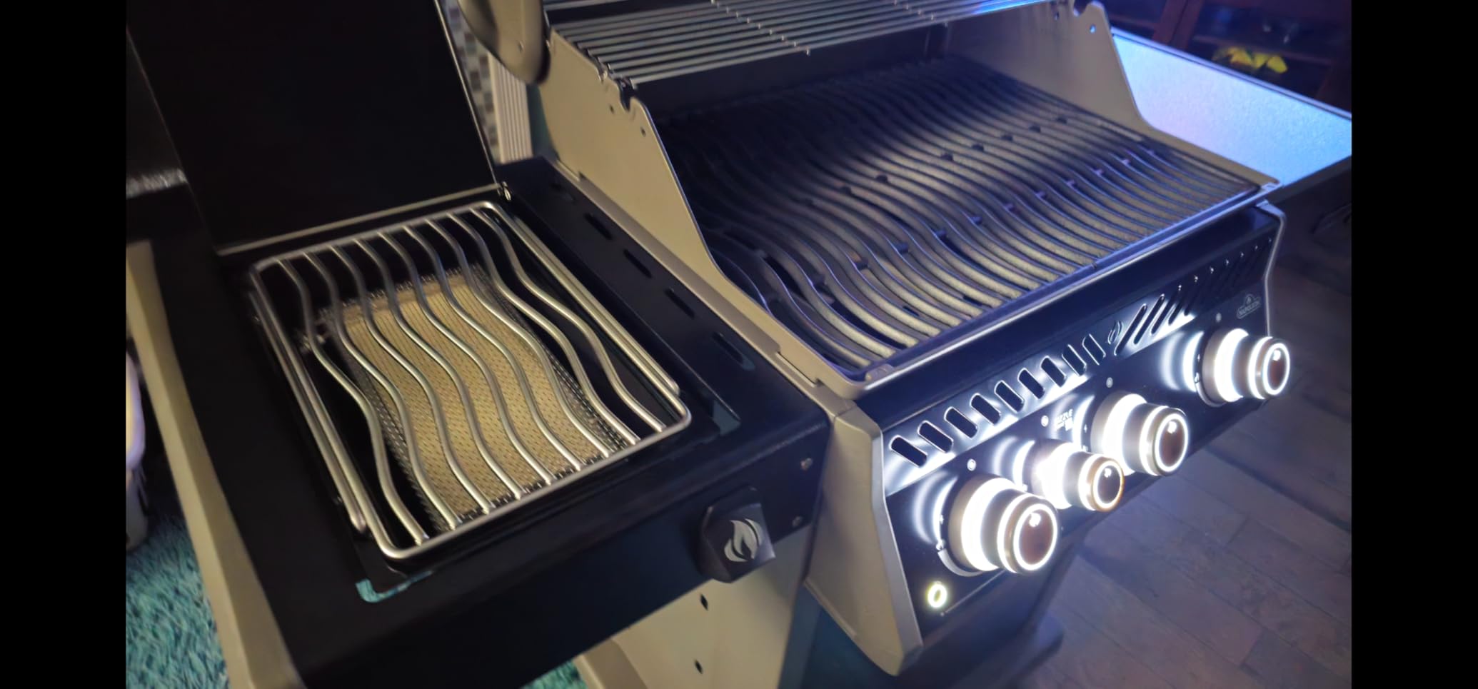Napoleon Rogue PRO 625 5-Burner Propane Grill with Infrared Side Burner, Black customer photo 2