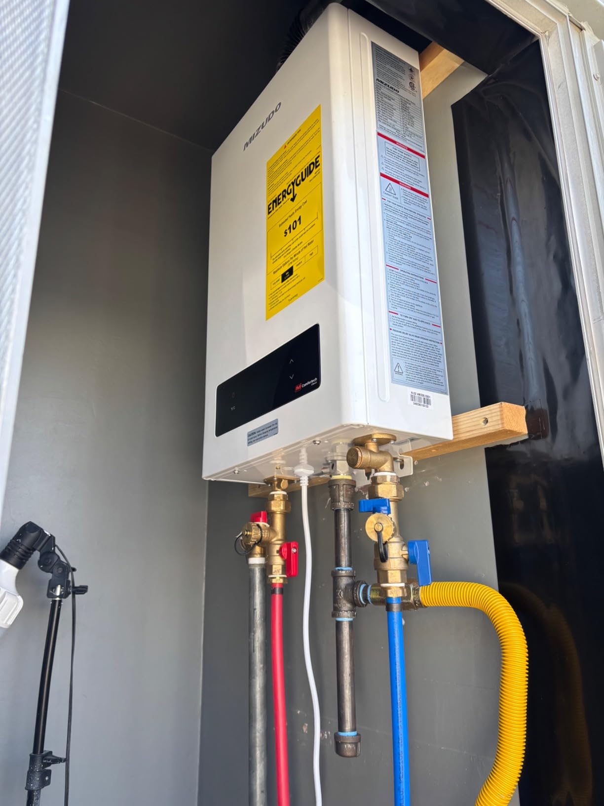 MIZUDO 180,000 BTU Natural Gas Tankless Water Heater, Max 7.9 GPM, Indoor | WiFi&APP Control Non-Condensing 3-5 outlets points ±1°F Temperature Stability CSA for Large Families Residential Whole House customer photo 1