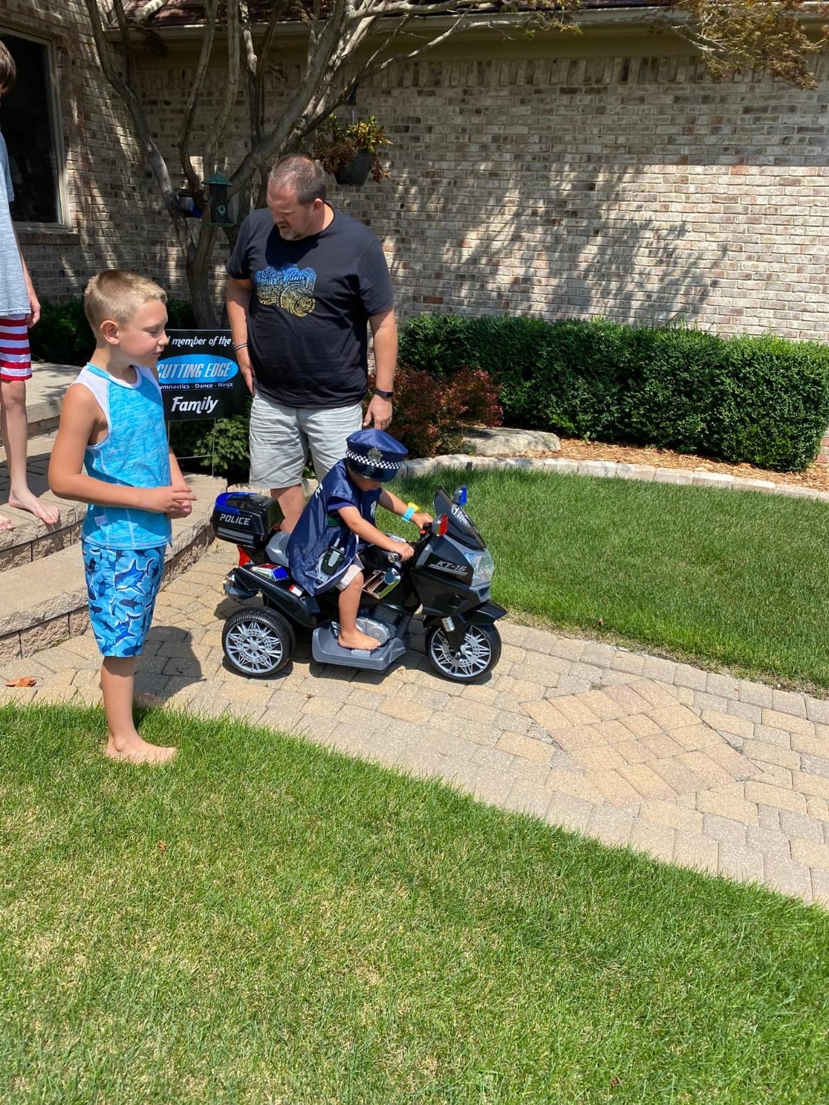 Kid Trax 6V Glow Electric Toddler Kids Motorcycle - Toddler Bike, Indoor/Outdoor Toys, Durable, LED Headlights and Body Light, Realistc Sounds, Kids Ride On Toys, Max Weight 65lbs, Ages 3+, RED customer photo 1
