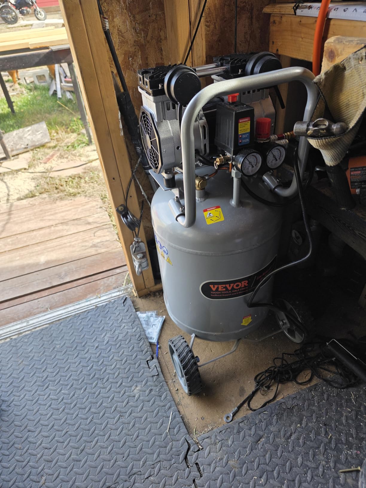 VEVOR 13-Gallon Air Compressor, 2HP, 4.6 SCFM@90PSI, Oil-Free Tank, 66dB Quiet Operation, Ideal for Tire Inflation, Woodworking, Auto Repairs, and Spray Painting customer photo 2