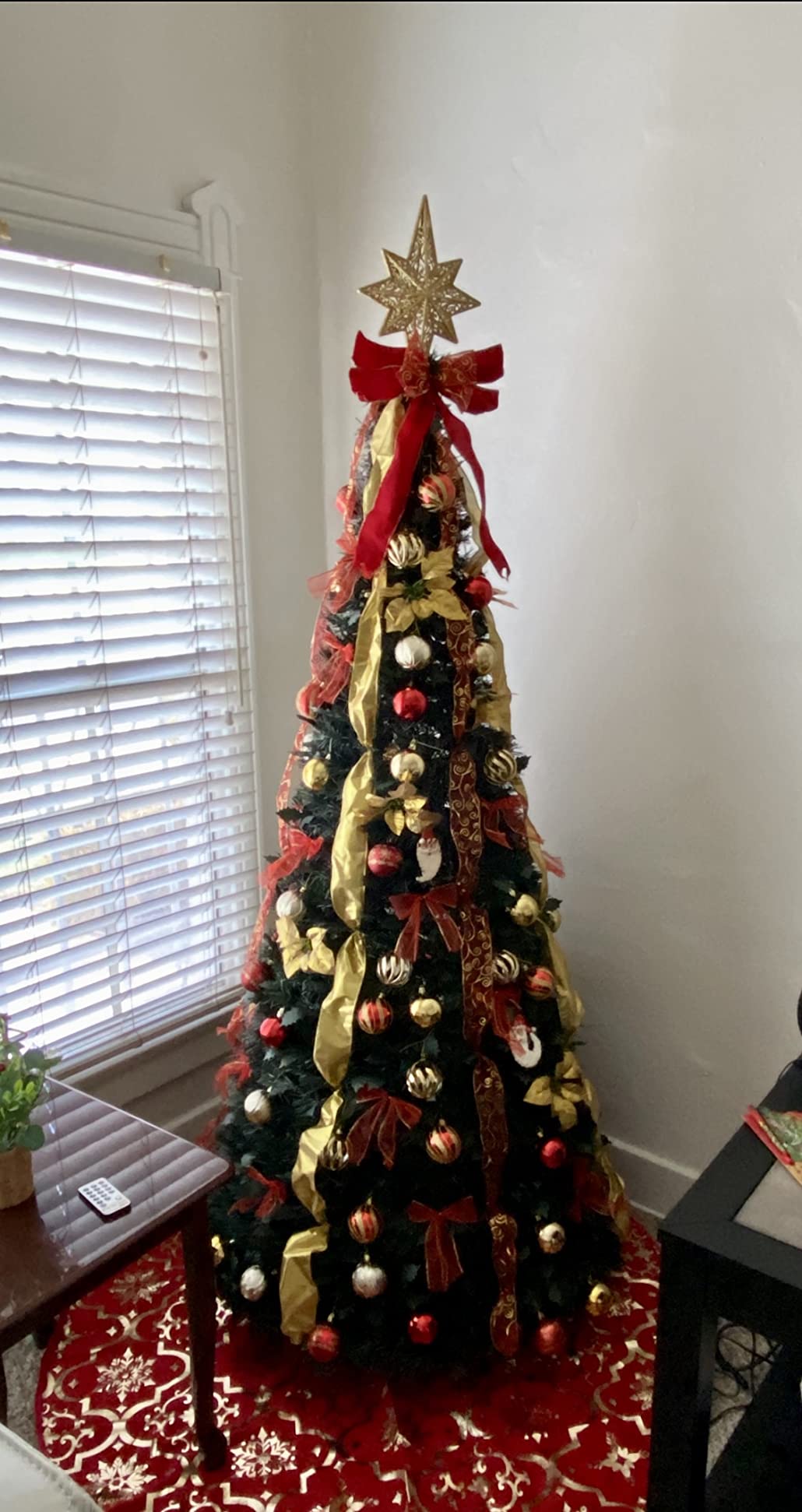 Pop up Christmas Tree - 6.5 Ft Pre-lit Christmas Tree with Remote Fully Decorated with 200 LED Lights, Ornaments, and Bows - Easy Assembly for Holiday Party & Home Decor, Champagne White customer photo 2