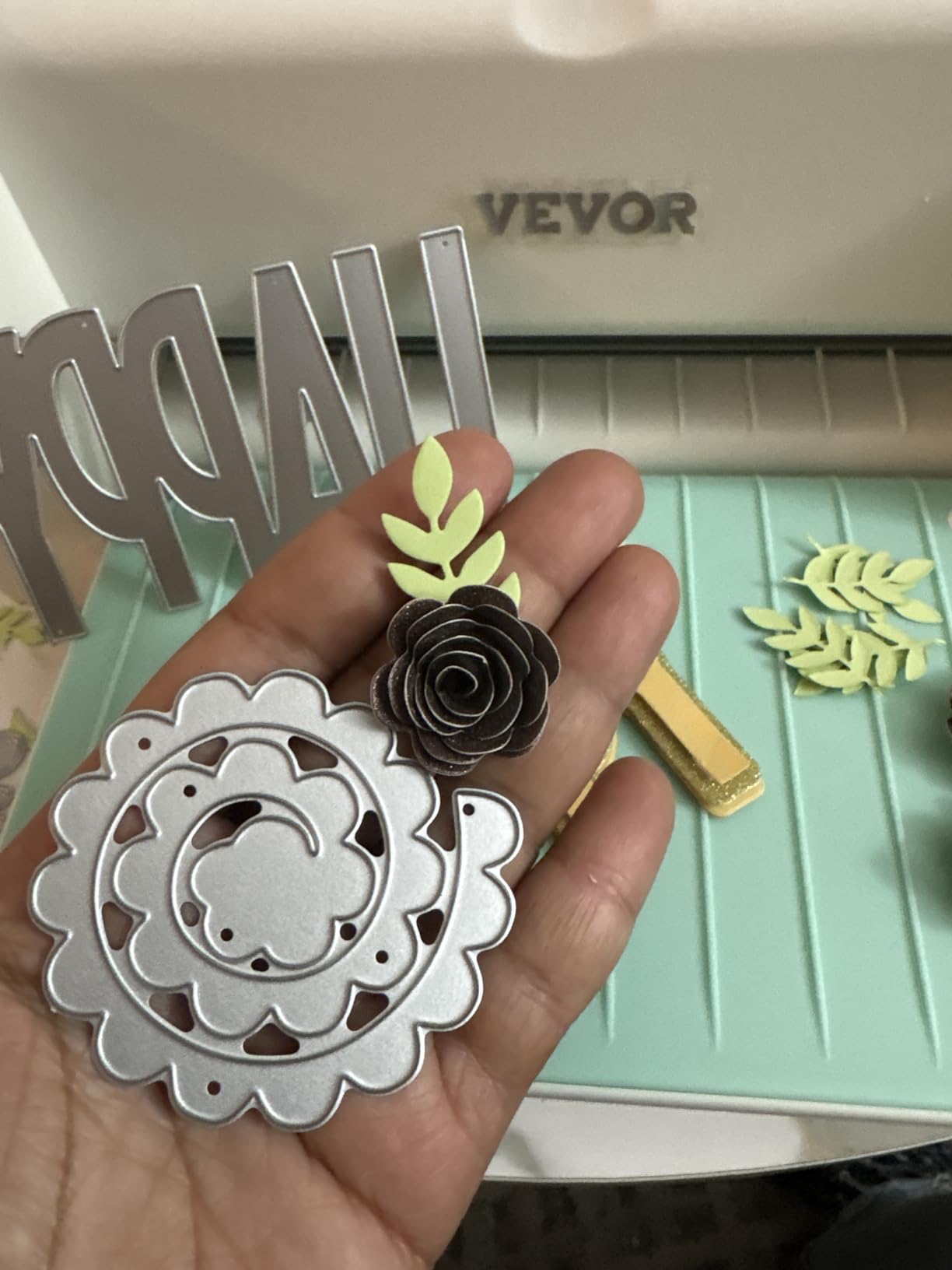 VEVOR Die Cutting and Embossing Machine, 9-Inch (A4) Opening Size, Manual Scrapbooking Machine Starter Kit, Foldable Complete Set with Embossing Folder, Plate, for Cardmaking, Scrapbooking, DIY Crafts customer photo 2