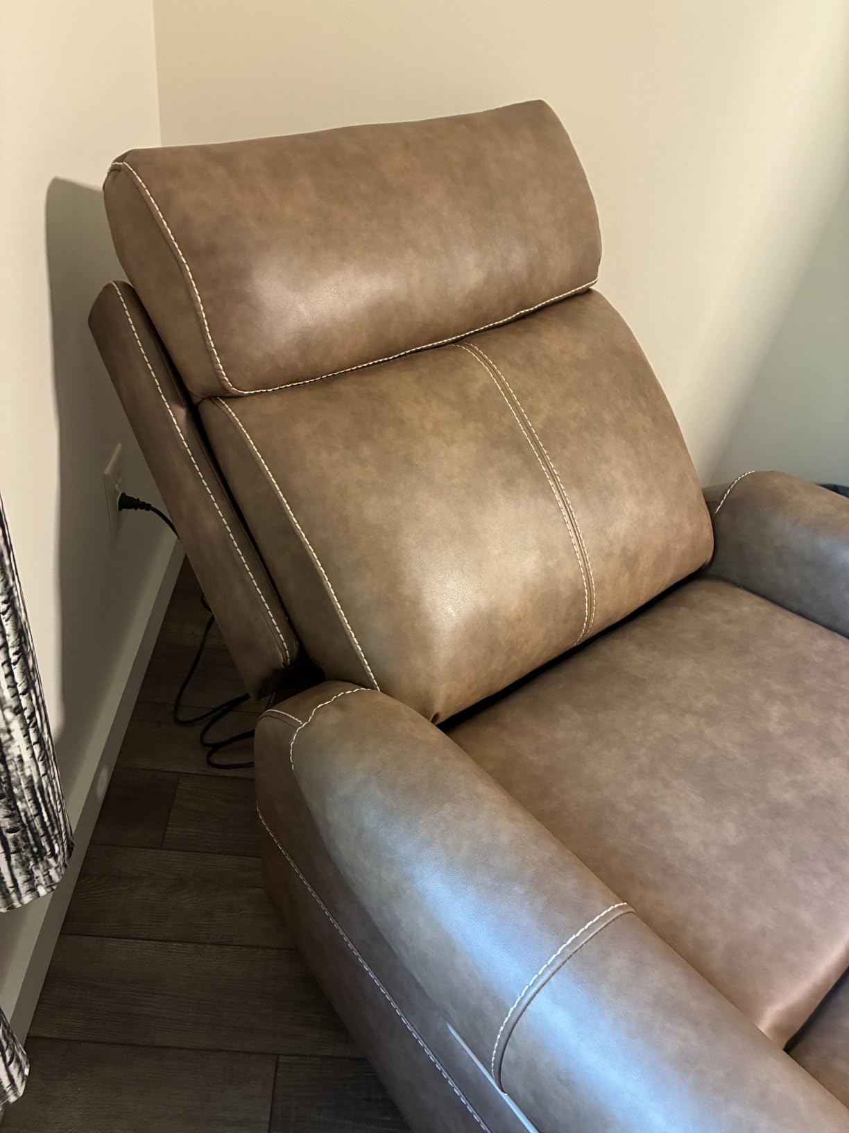 KISLOT Leather Recliner Chair for Adults Wall Hugger RV Recliner with USB Charging Ports Electric Power Reclining Sofa for Living Room Home Theater Seating Bedroom customer photo 1