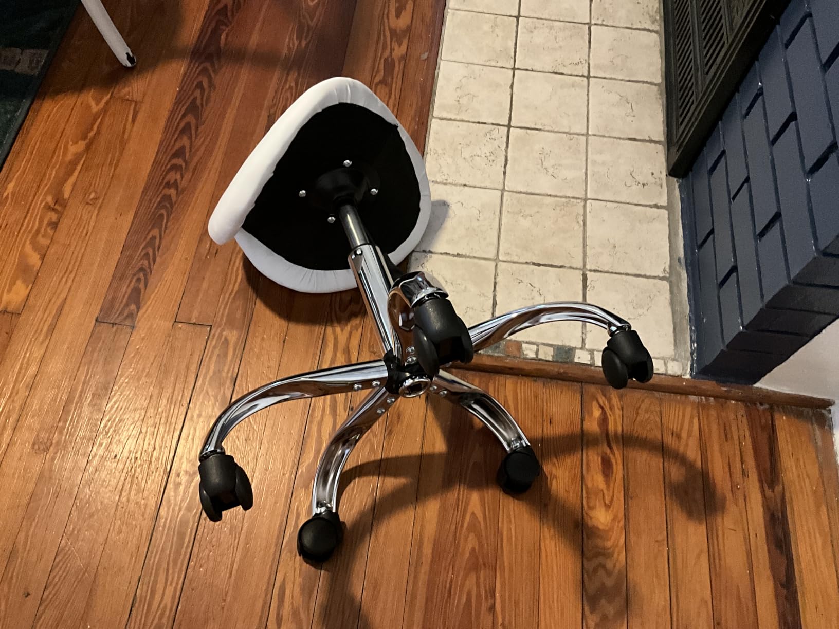 OmySalon Saddle Stool Rolling Chair, Ergonomic Saddle Chair with Swivel Wheels, Adjustable Hydraulic Stylist Cutting Stool for Salon Tattoo Massage Office Medical, Grey customer photo 2