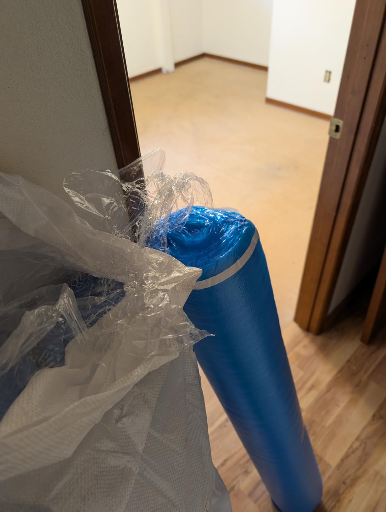 VEVOR Floor Underlayment 600 sq. ft, 3-in-1 2 mm Thick Flooring Padding with Tape & Vapor Barrier, Heavy Duty EPE Foam Soundproofing & Noise Reduction, for Laminate Wood (6 Rolls x 100 sq. ft) customer photo 1
