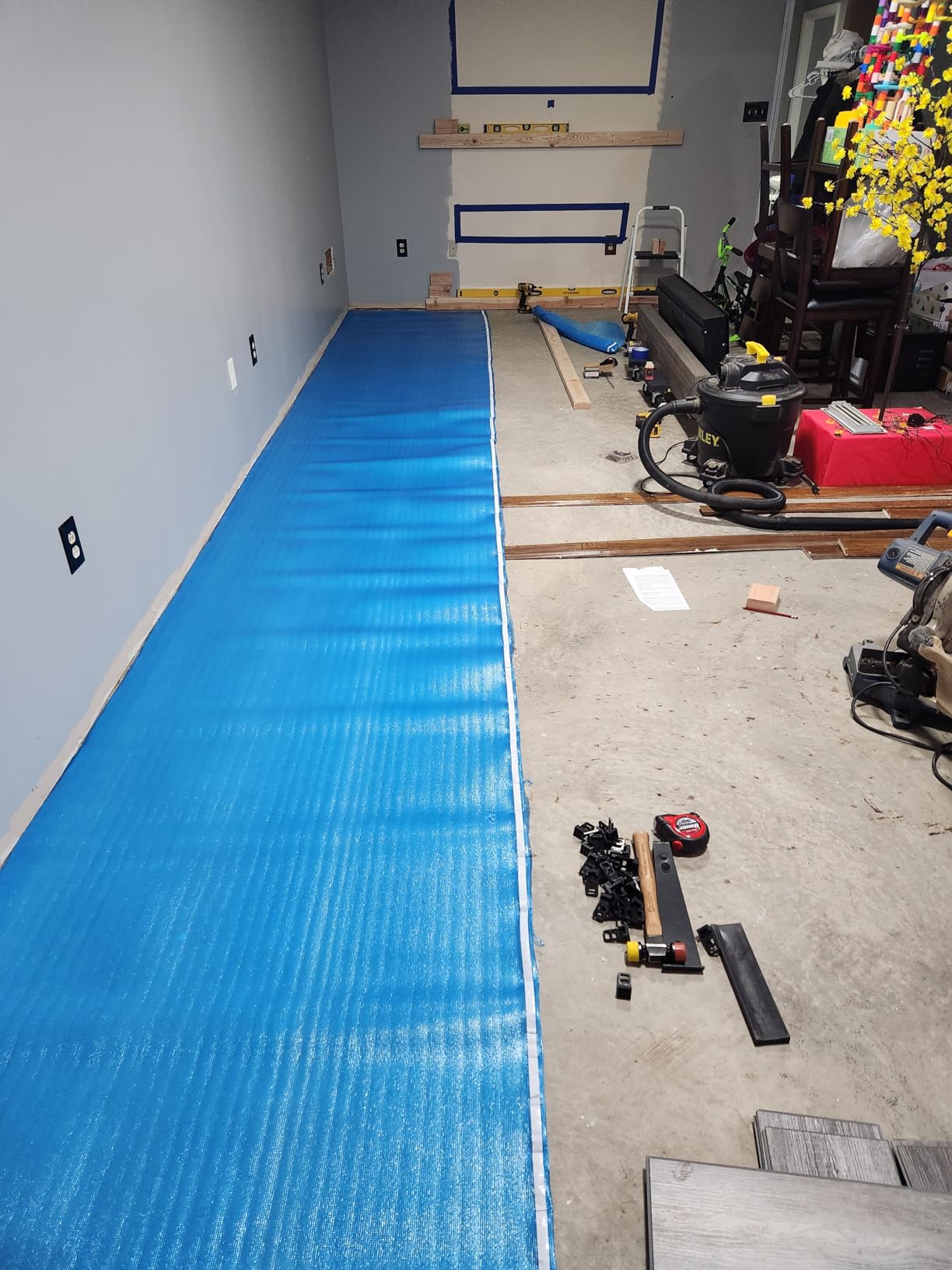 VEVOR Floor Underlayment 600 sq. ft, 3-in-1 2 mm Thick Flooring Padding with Tape & Vapor Barrier, Heavy Duty EPE Foam Soundproofing & Noise Reduction, for Laminate Wood (6 Rolls x 100 sq. ft) customer photo 2