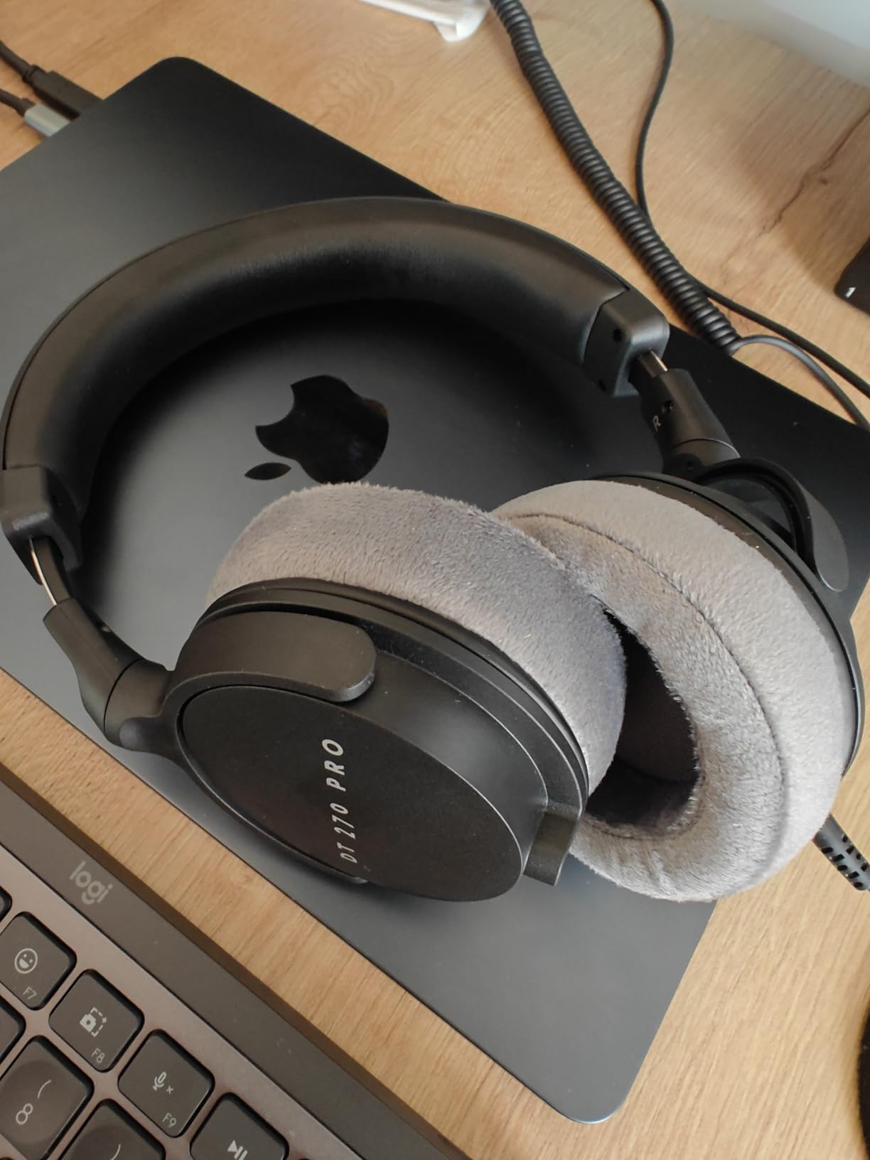 beyerdynamic DT 270 Pro Closed-Back Wired Studio Headphones, Black customer photo 2