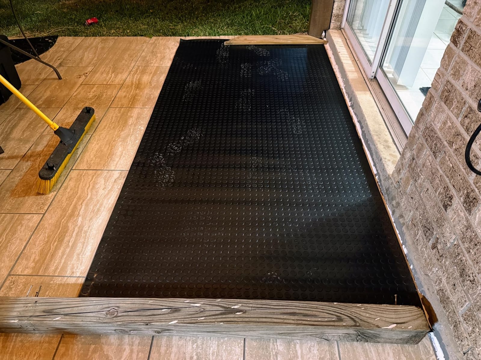 Heavy Duty Diamond-Plate Rubber Flooring Roll 4x6 FT, Multi-Purpose Waterproof Anti-Slip Floor Mat, Easy to Clean Under Equipment, Mats for Garage, Gym, Stable, Basement, Kennel customer photo 1