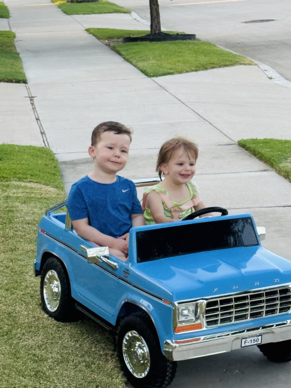 ANPABO Licensed Ford F-150 24V 2 Seater Ride on Car for Kids, Blue | Retro all-terrain 24v ride on toys for ages 3-8 w/parent remote, 4x100w motors, 3 speeds, large storage trunk & music player customer photo 2