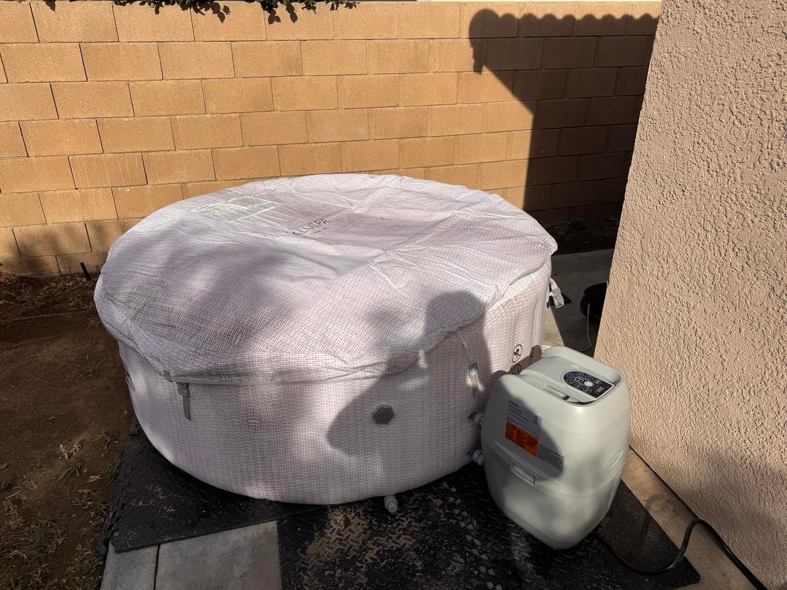 Bestway SaluSpa Cancun 2 to 4 Person Inflatable Hot Tub, Round Energy-Efficient Portable Outdoor Spa with 120 AirJets, 71in x 26in customer photo 1