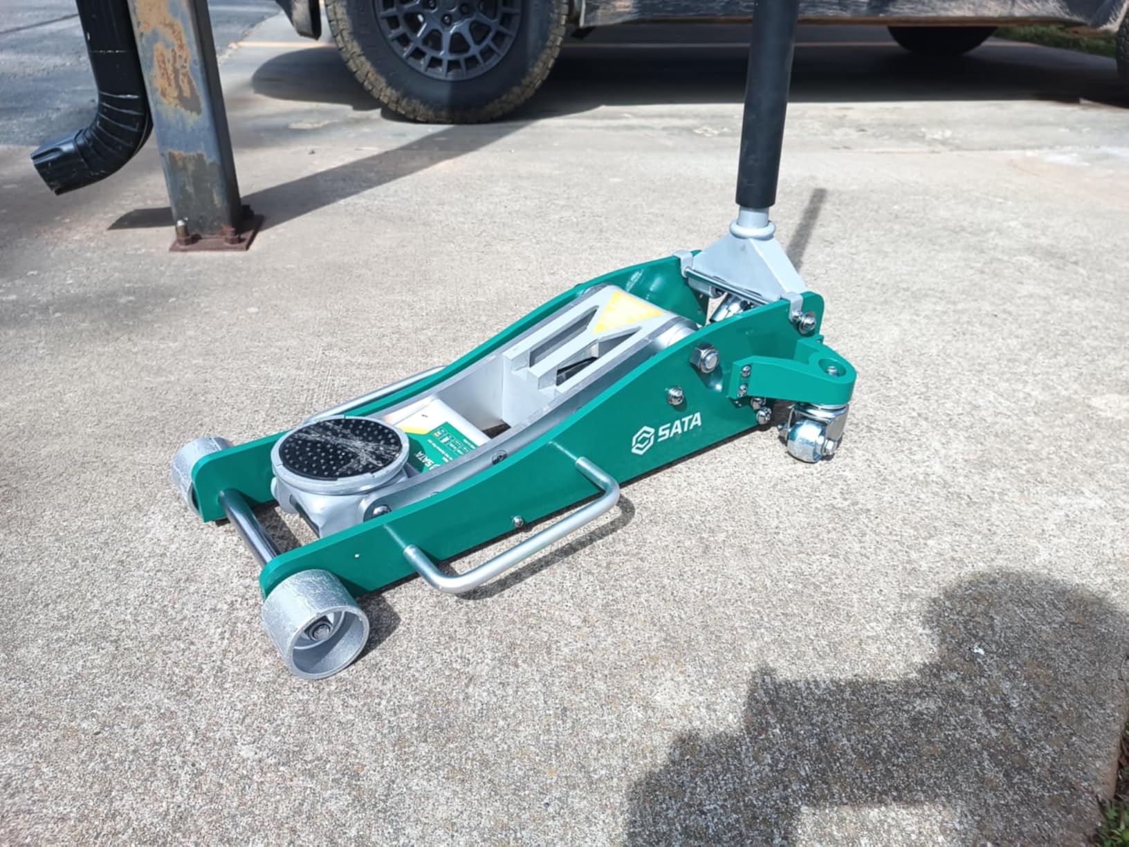 SATA 3-Ton (6,600 lb) Aluminum Floor Jack, Low-Profile Design with Dual-Piston Rapid Lift Pump, Tested for 1.5X Overload for Ultimate Safety, 30% Lighter Than Steel Model customer photo 2