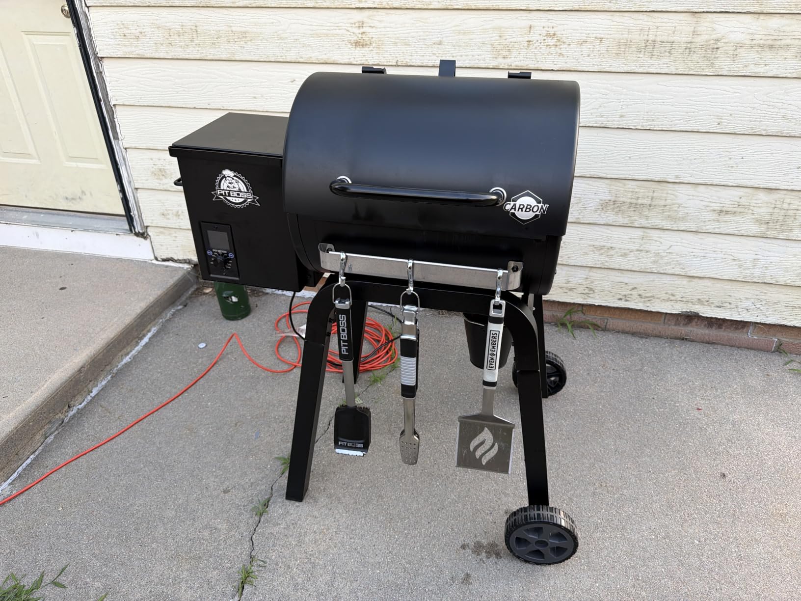 Pit Boss 700 Carbon Series Wood Pellet Grill & Smoker with LCD Digital Controller, 718-Sq. in. Cooking Space, 180°F to 500°F Temperature Range, Meat Probe, 13.5 lb. Pellet Hopper, Black customer photo 2