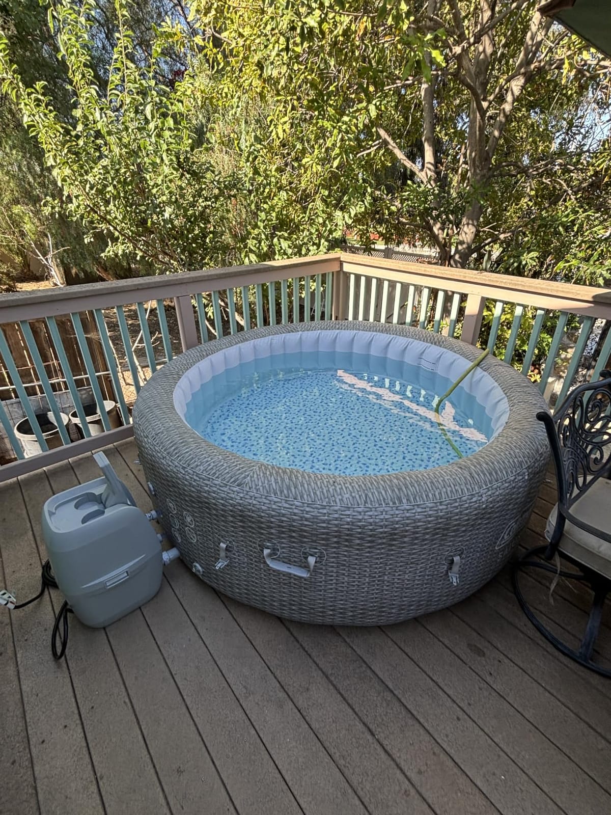 Coleman SaluSpa 4 to 6 Person Inflatable Hot Tub, Round Energy-Efficient Portable Outdoor Spa with 140 AirJets, 77