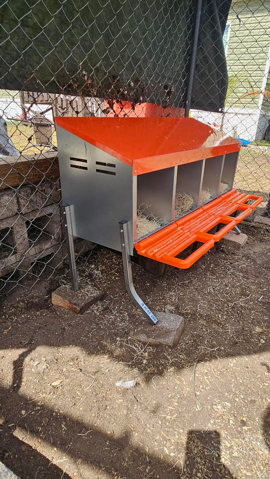 VEVOR Chicken Nesting Boxes, 10 Compartments, with Support Legs, Easy Egg Collection, Galvanized Steel and High-Strength Plastic, Roll Away Nesting Boxes for Chickens and Hens Laying Eggs, Orange customer photo 2