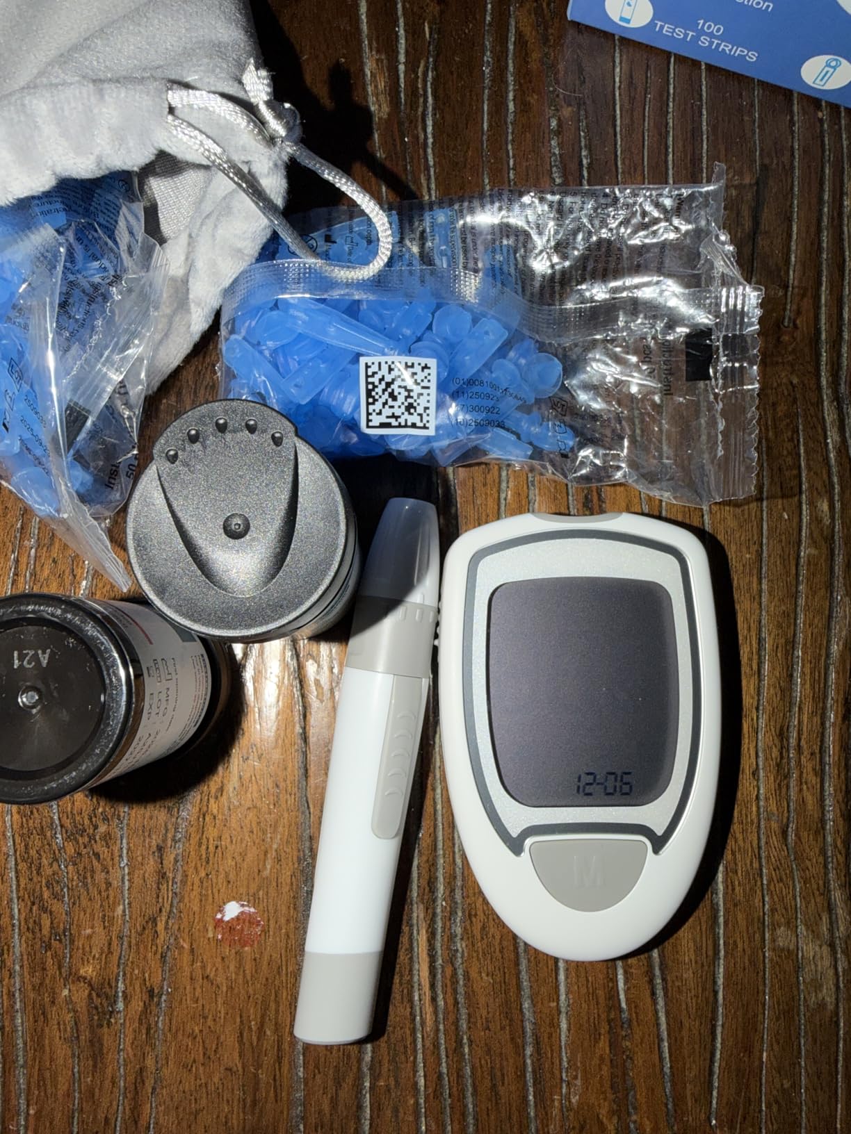 Blood Glucose Monitor, Glucometer Kit with 100 Strips and Lancets, Diabetic Testing Kit with Auto Eject, No Coding, Large Display for Seniors, Blood Sugar Testing Kit for Travel & Home Use customer photo 1