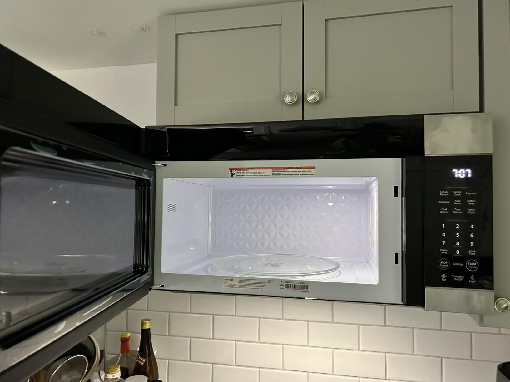 TOSHIBA Over-the-Range Microwave Oven, 1.9 Cu.Ft, 1000W, Stainless Steel | Easy Installation, Soft Close Door, ChefDefrost, Sensor Cooking, 400 CFM Ventilation customer photo 1